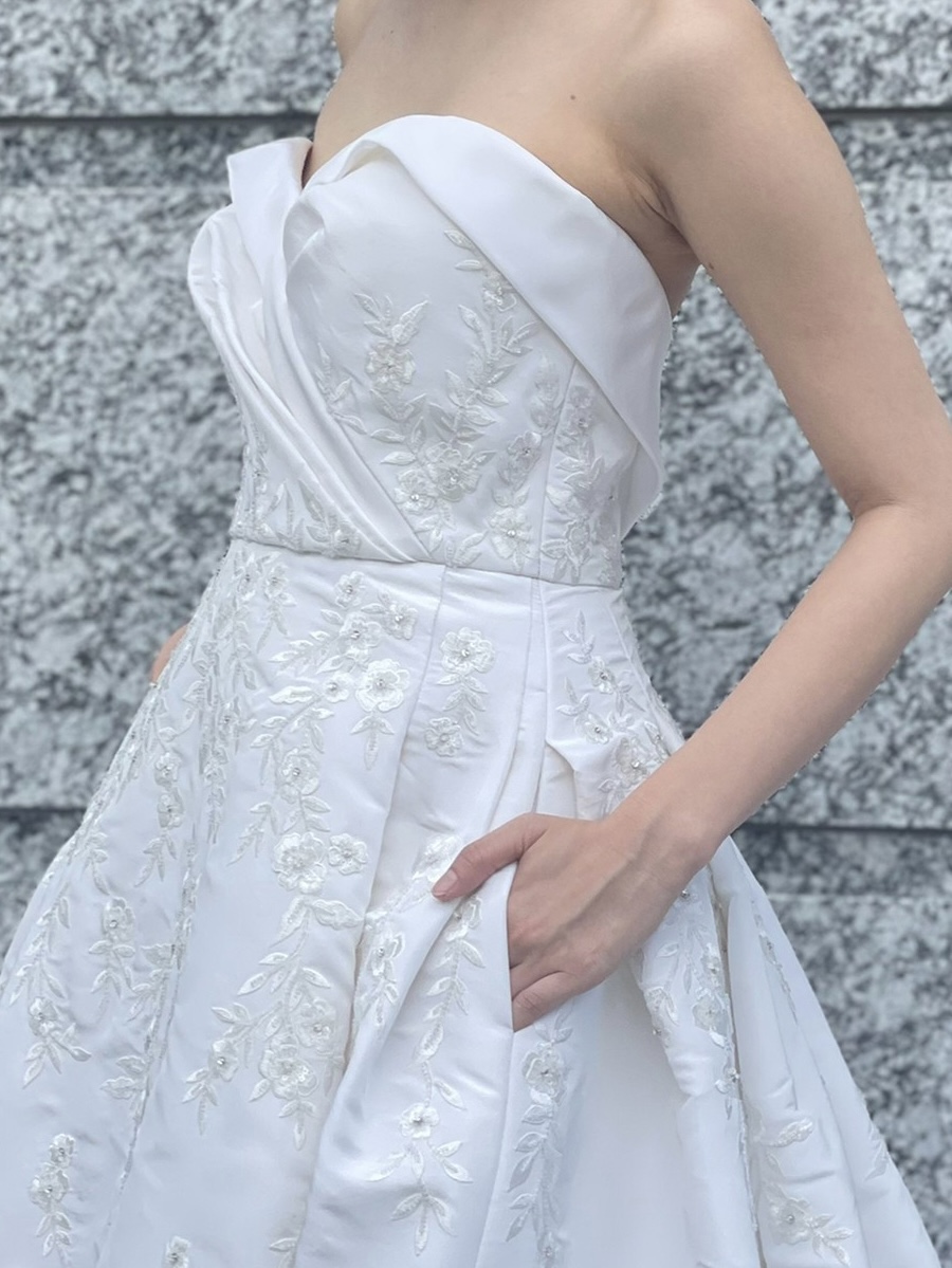 オリエンタルホテル神戸にお勧めしたいTHE TREAT DRESSING (ザトリートドレッシング)神戸店にて取り扱っているのCarolina Herrera（キャロリーナヘレラ）のAラインの刺繍が美しい新作ウェディングドレスのご紹介