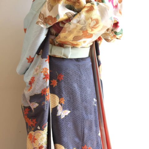 京都エリアで結婚式を挙げられる花嫁にオススメの本振袖はグレー地で紅葉や蝶が美しい本振袖です