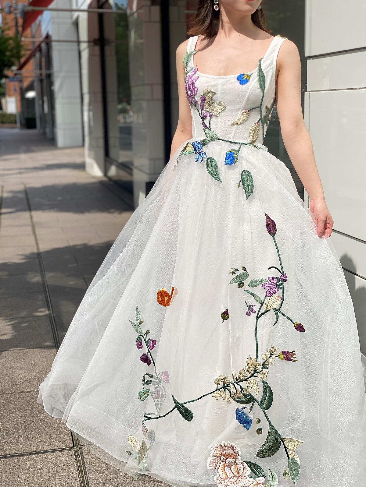 フラワーモチーフの刺繍とエアリーなチュール美しいモニーク ルイリエの新作ウェディングドレス