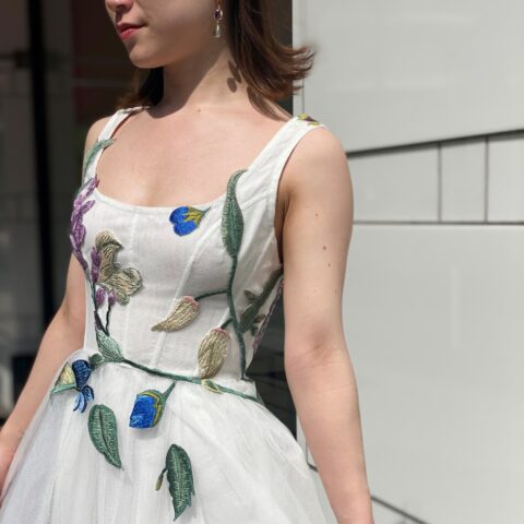 チュールと刺繍が美しいザトリートドレッシング横浜店限定のAラインのウェディングドレス