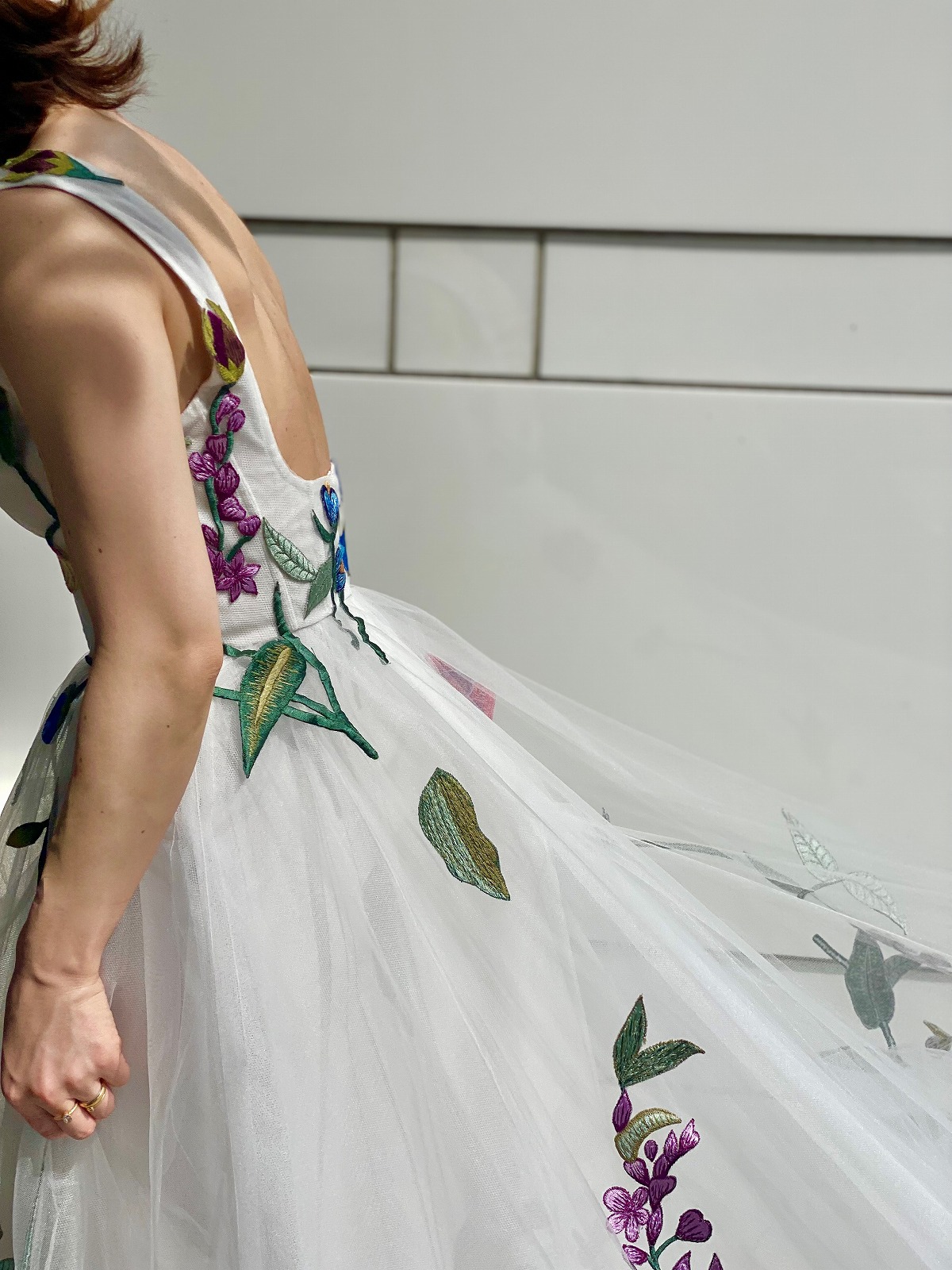 トリートドレッシング横浜店限定の刺繍とチュールの透明感が美しいモニーク ルイリエのレンタルウェディングドレス
