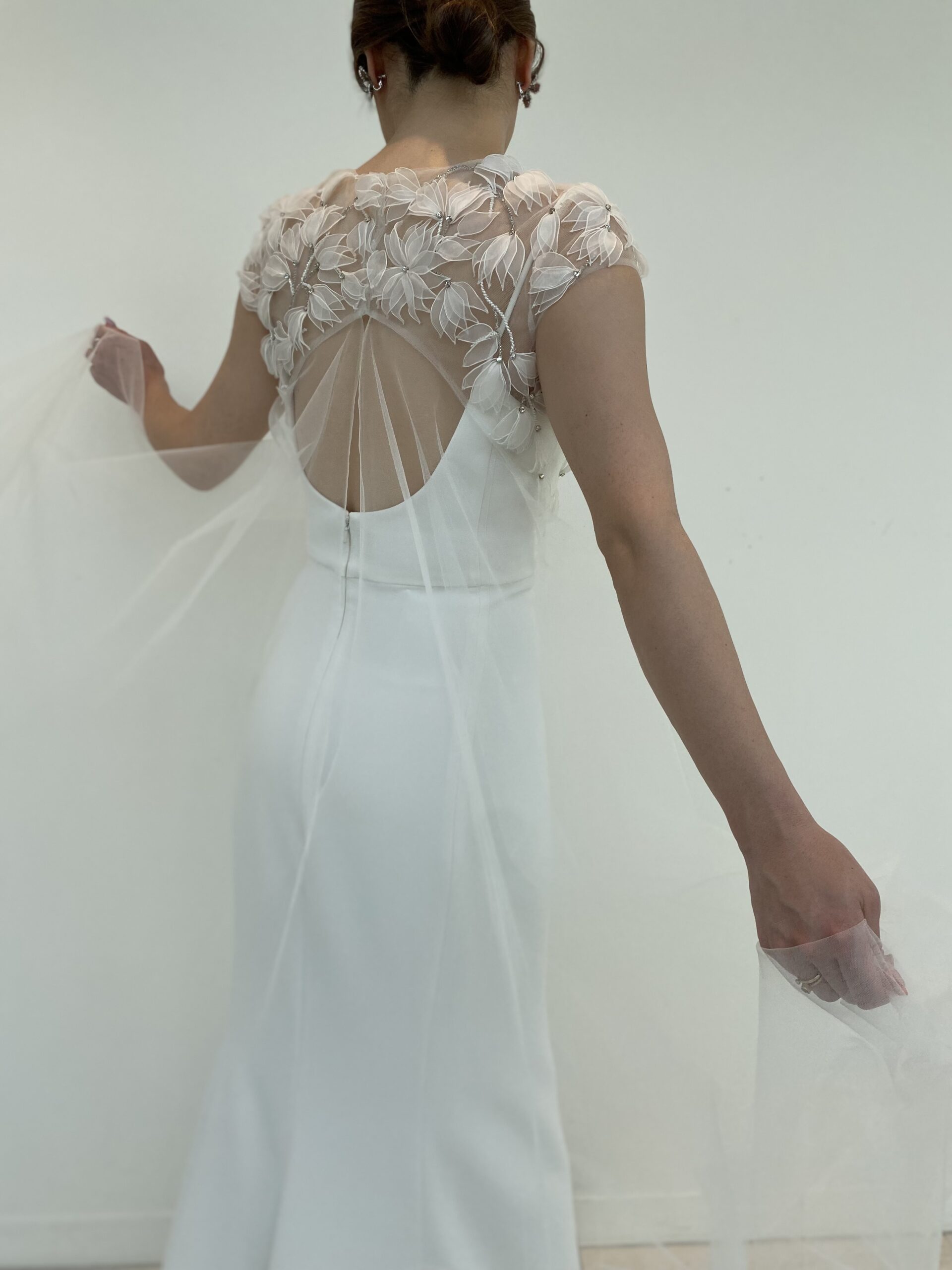 お背中からたっぷりと贅沢に使用されたチュール素材が印象に残る花嫁のお衣裳