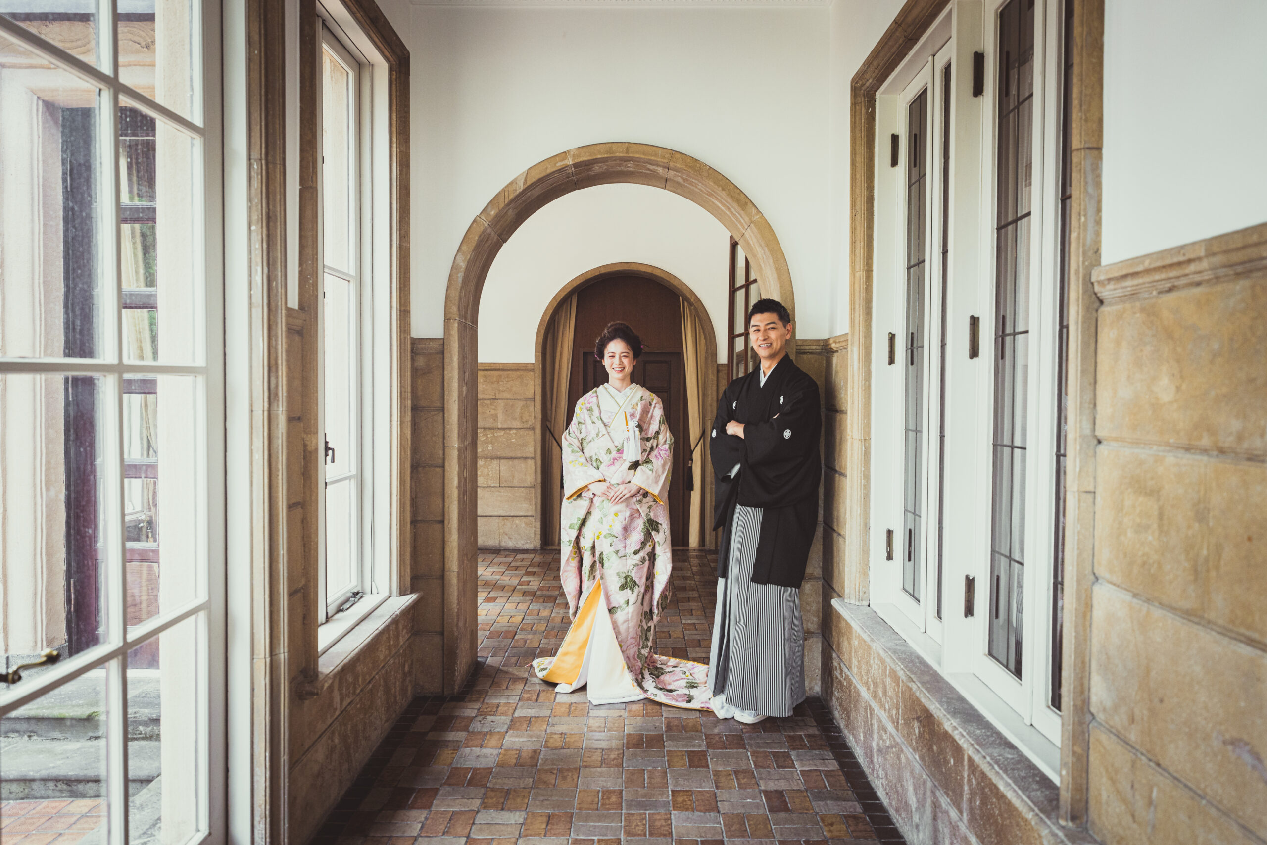 ザトリートドレッシングアディション店の提携会場、赤坂プリンスクラシックハウスは宮内庁御用達の職人によって丁寧に作られた本物のしつらえが魅力です。重厚感のある洋館に日本の伝統衣裳着物はとても相性が良く和モダンな写真を残すことが出来ます。