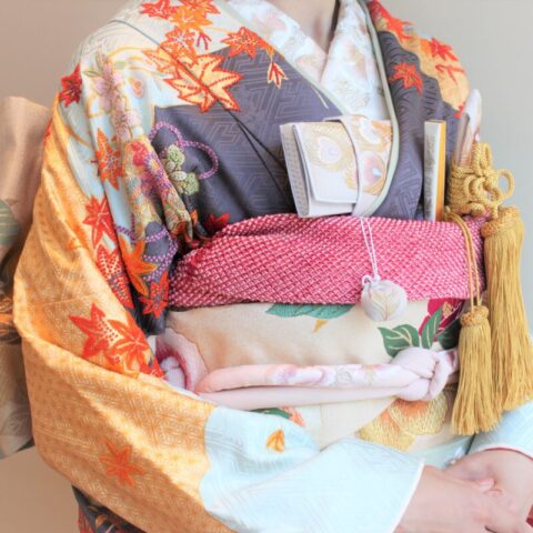 京都の秋冬の前撮りでおすすめのコーディネートは朱色や灰色、桃色などをふんだんに使用した華やかなコーディネートです