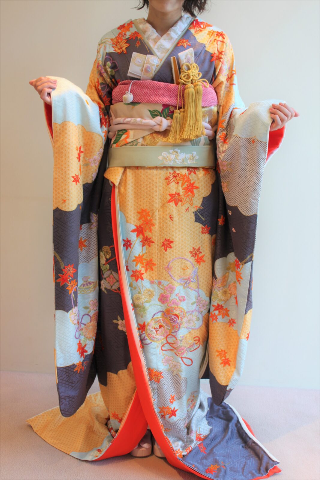 東京の人気結婚式会場、ザソウドウ東山京都での結婚式を予定されている花嫁様におすすめの本振袖は、存在感を放つ立体的なオレンジの相良刺繍がポイントで華やかに引き立てます