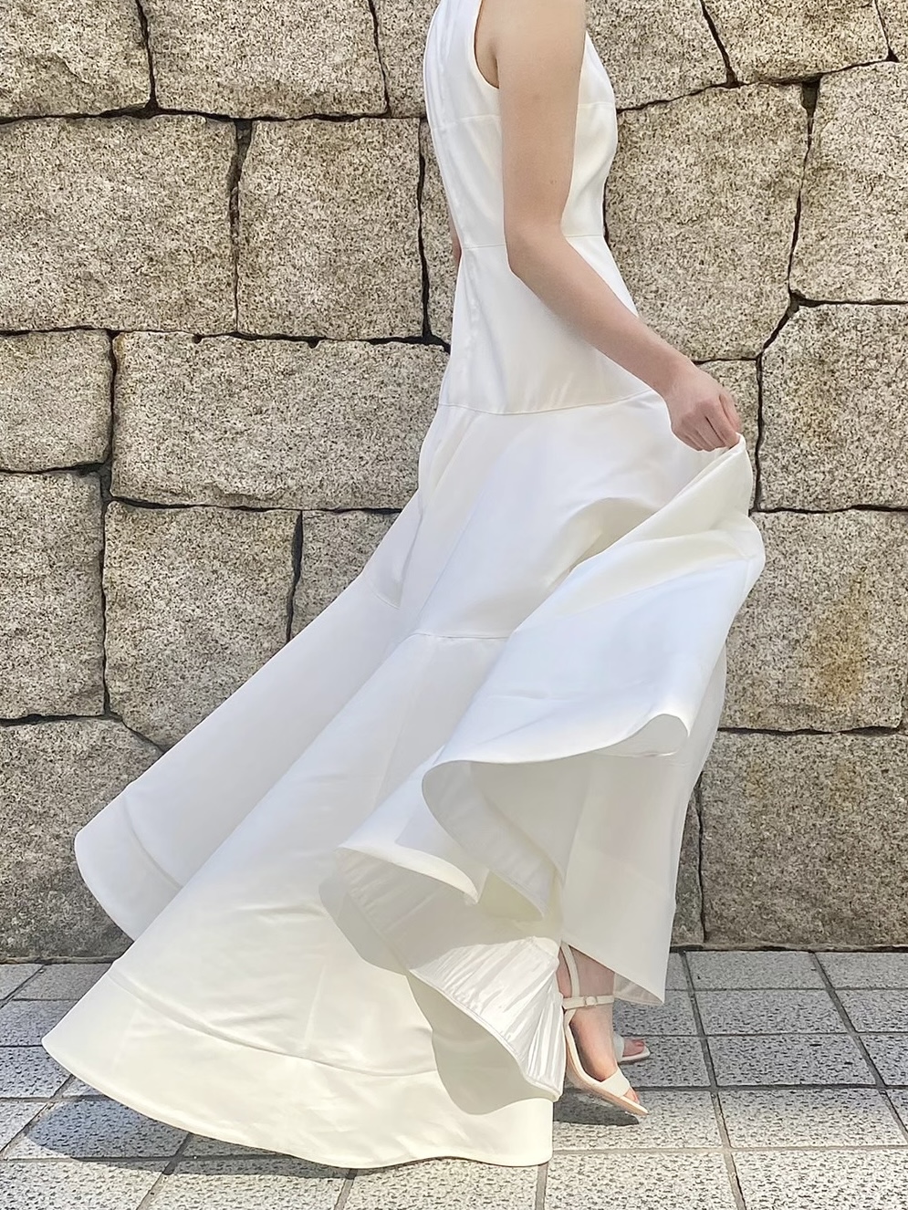 トリートドレッシング神戸店にてお取り扱いしているシルクタフタを贅沢に使用したスタイリッシュなAラインのメゾンラビケィローズのウェディングドレスドレスのご紹介
