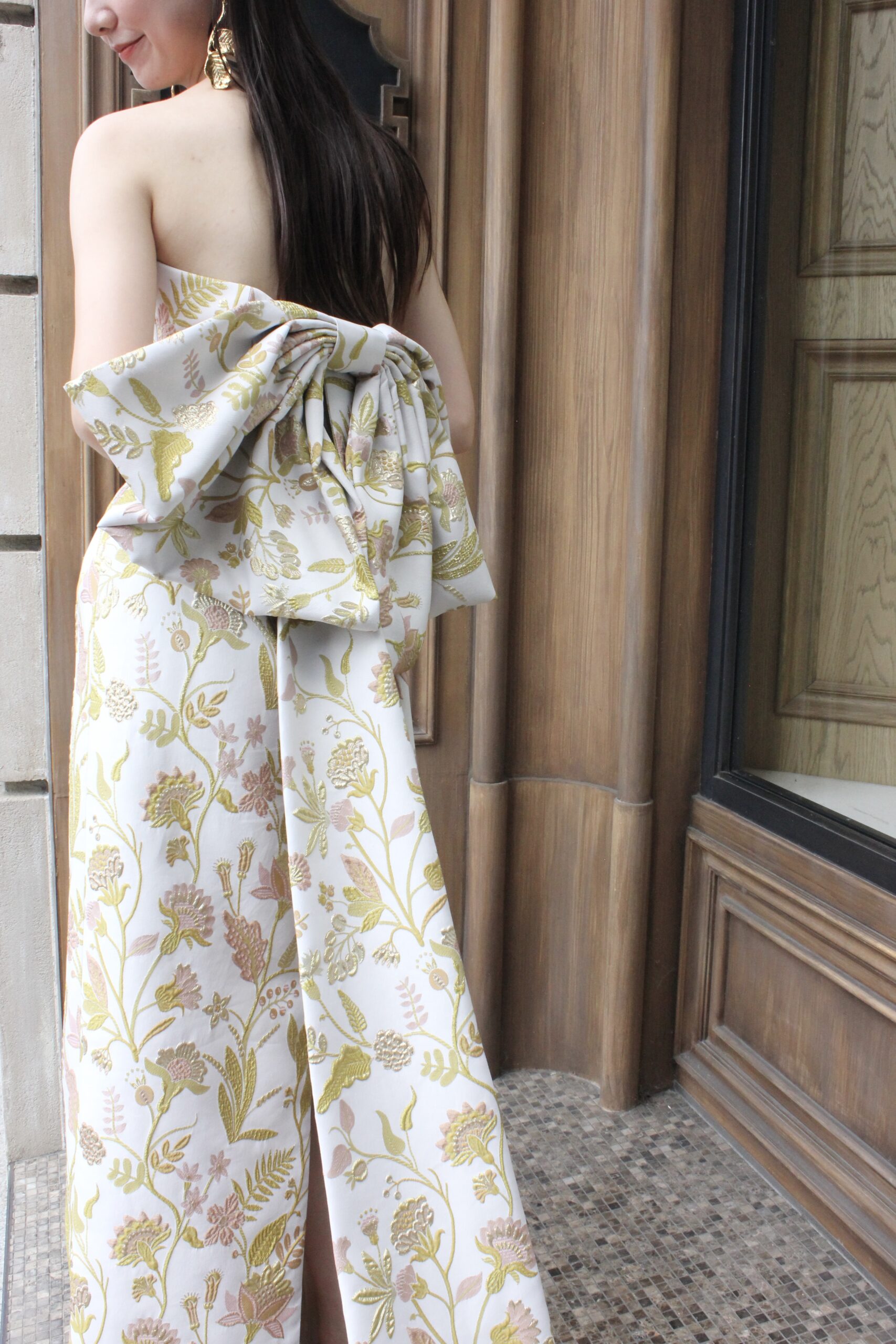 名古屋店に新作で入荷したバックリボンのトレーンとスリットがかわいいジャガード素材のカラードレス