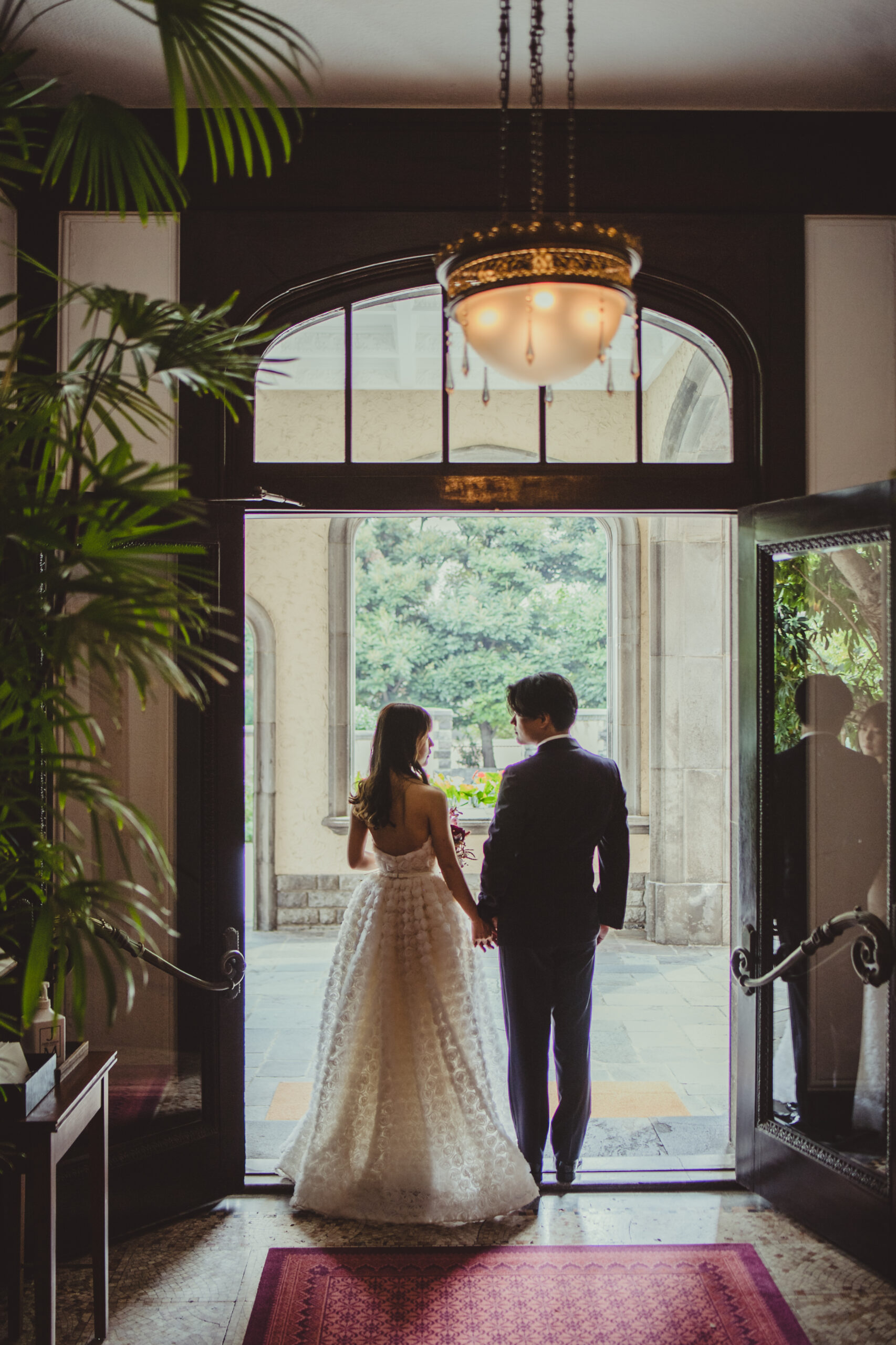 THE TREAT DRESSINGの花嫁に人気のナイームカーンの新作ウェディングドレスで過ごす赤坂プリンスクラシックハウスでの前撮り