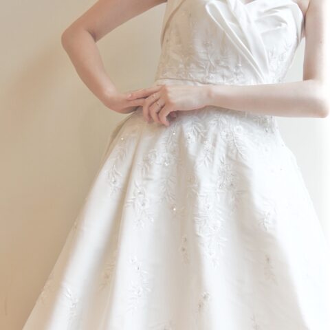 上半身とフロントのデザインが華やかな京都の結婚式場のプレ花嫁におすすめのキャロリーナヘレラの人気のウェディングドレス