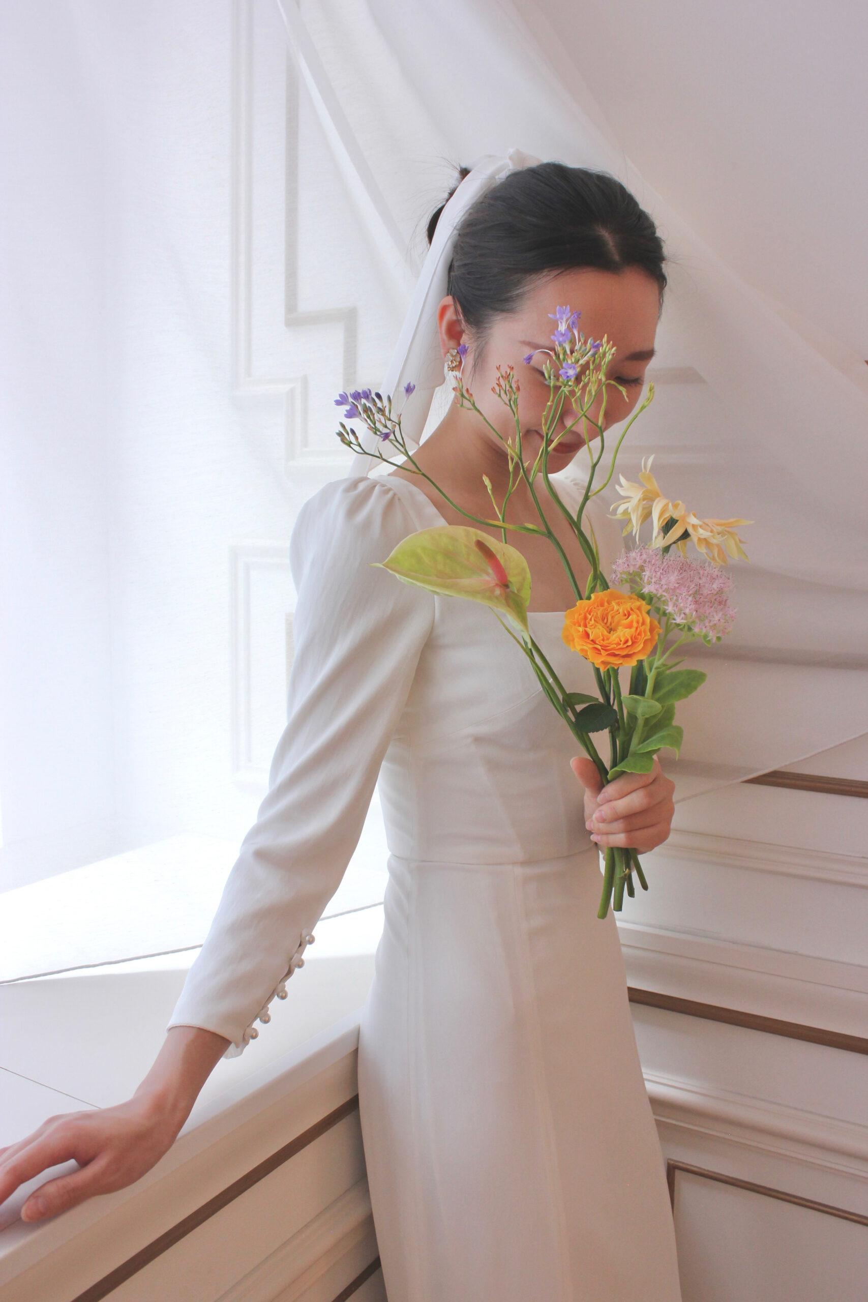 シンプルなウェディングドレスには色とりどりのブーケを合わせて、透明感ある韓国風花嫁のスタイリングに