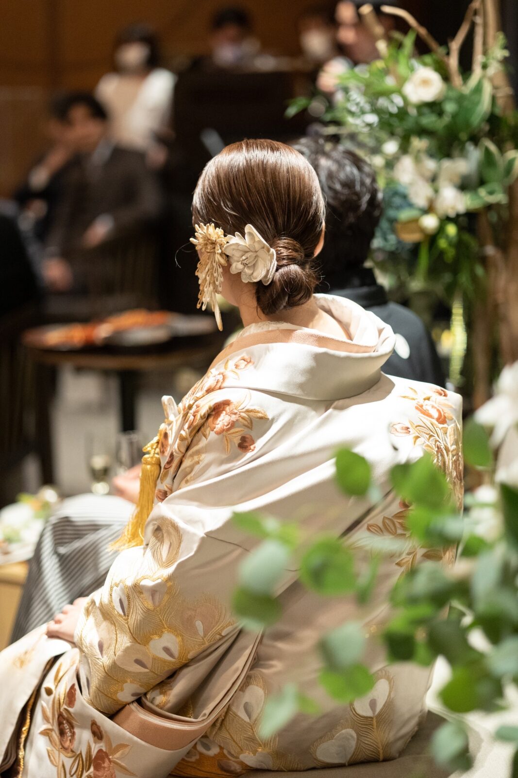 トリートオリジナル和装にはエミタカザワの横ぶり刺繍で作られたお花の髪飾りをコーディネート