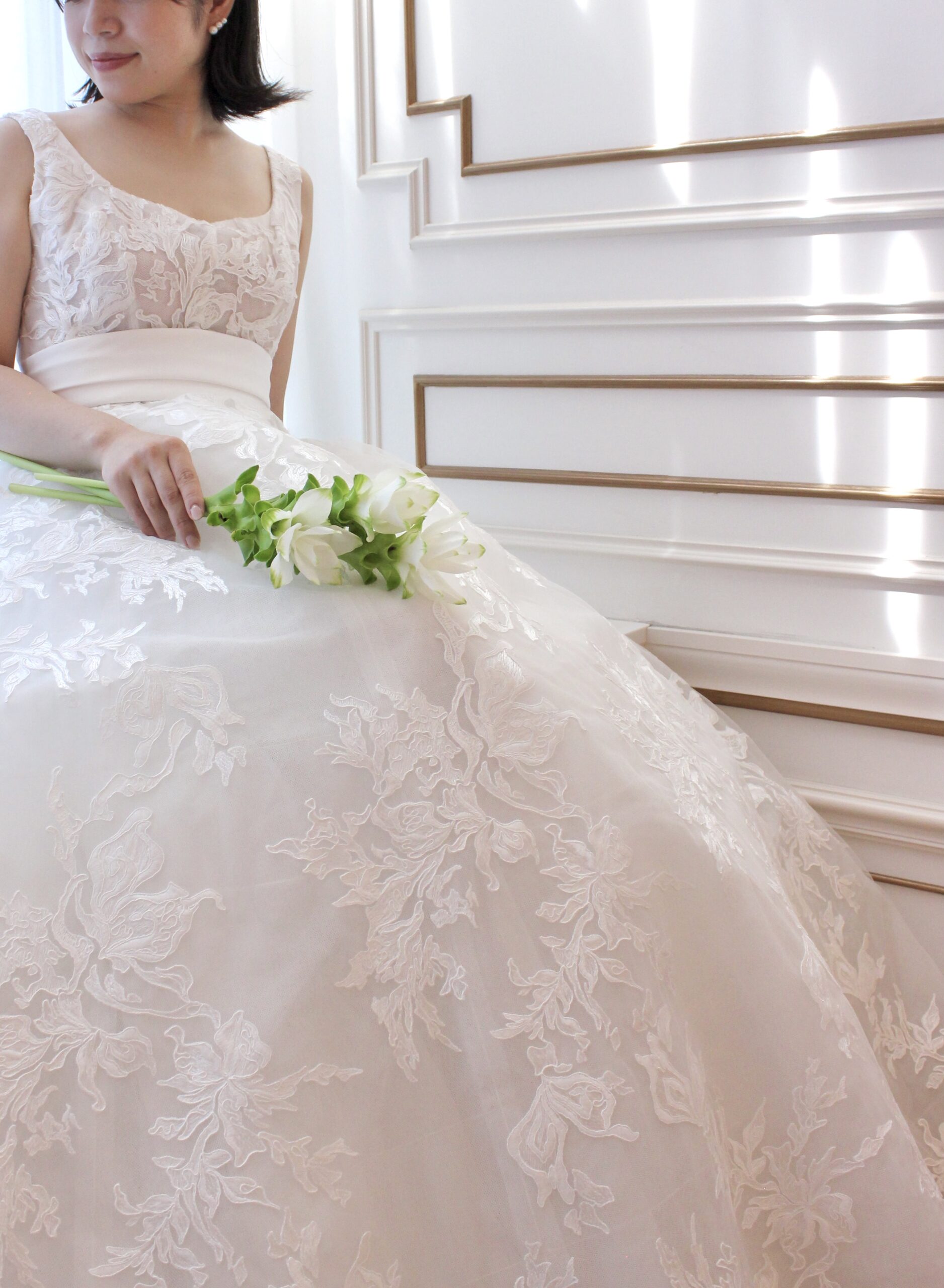 アットホームな結婚式におすすめなモニーク ルイリエの新作総レースのプリンセスラインのウェディングドレス