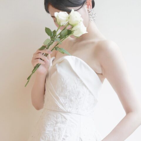 京都の結婚式場におすすめの白とグリーンのお花やブーケとも合うおしゃれなプレ花嫁に人気の大人可愛いウェディングドレス