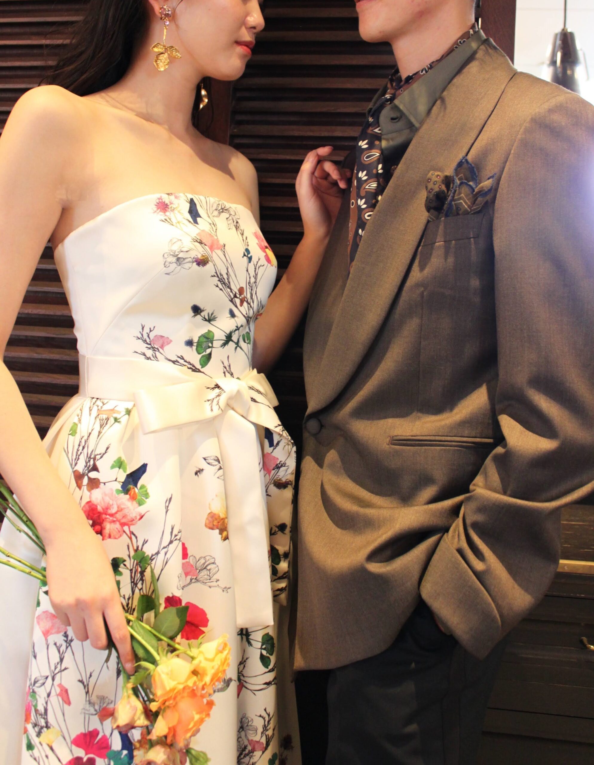 ロマンティックなモニ―クルイリエのカラードレスに合わせるのは大振りのゴールドのイヤリングでご新郎様のタキシードのブラウンとリンクさせています