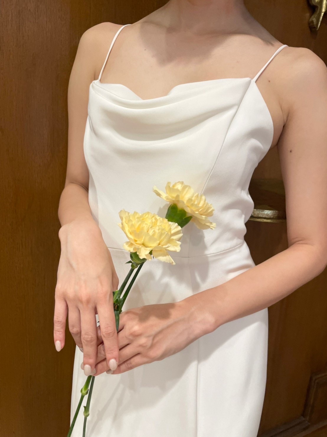神戸エリアで結婚式や前撮りをされるプレ花嫁におすすめのクレープ素材でシンプルなカジュアルなウェディングドレス