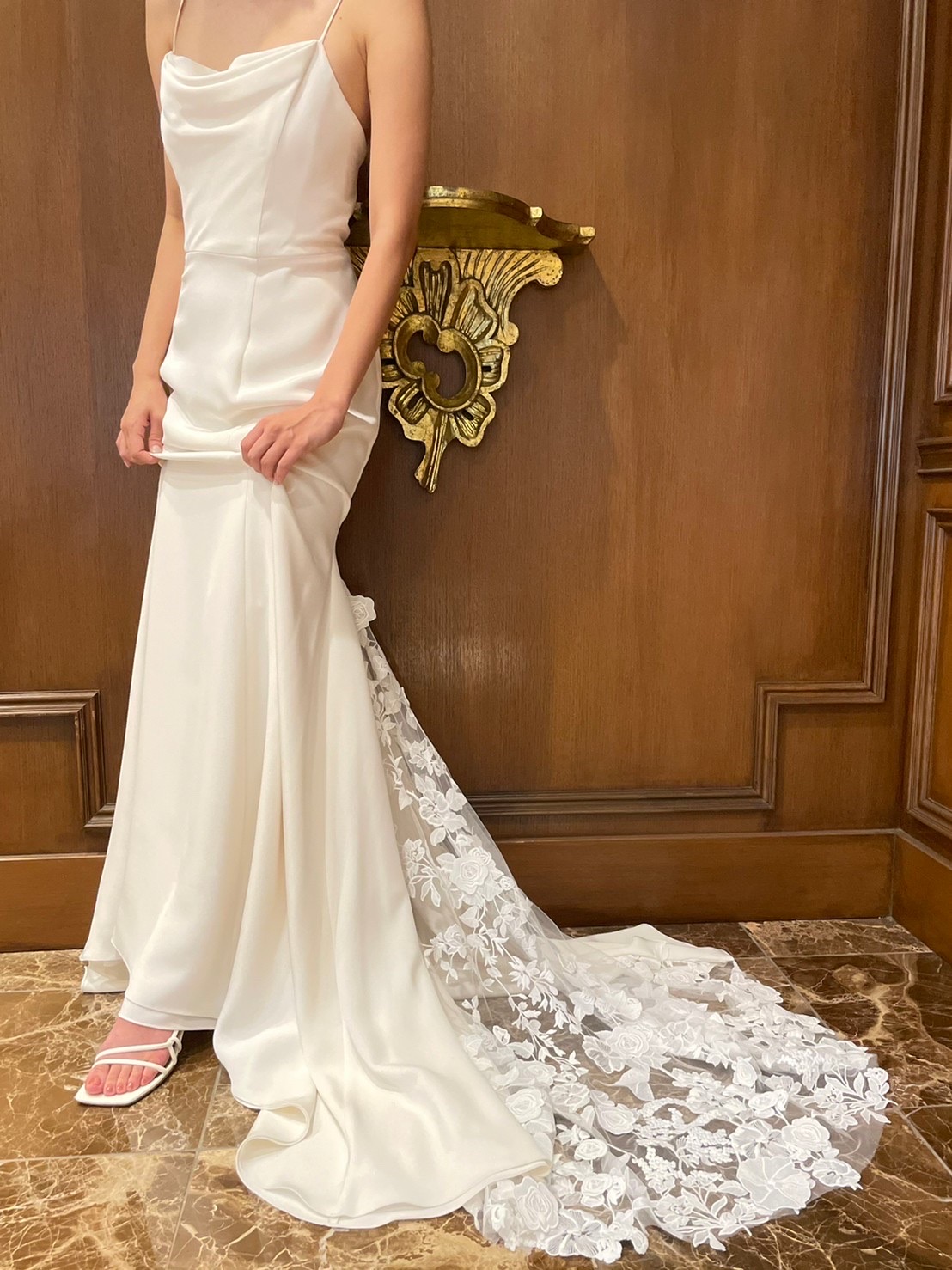シンプルでカジュアルなクレープ素材のウェディングドレスはアットホームでおしゃれな結婚式や二次会前撮りにおすすめ