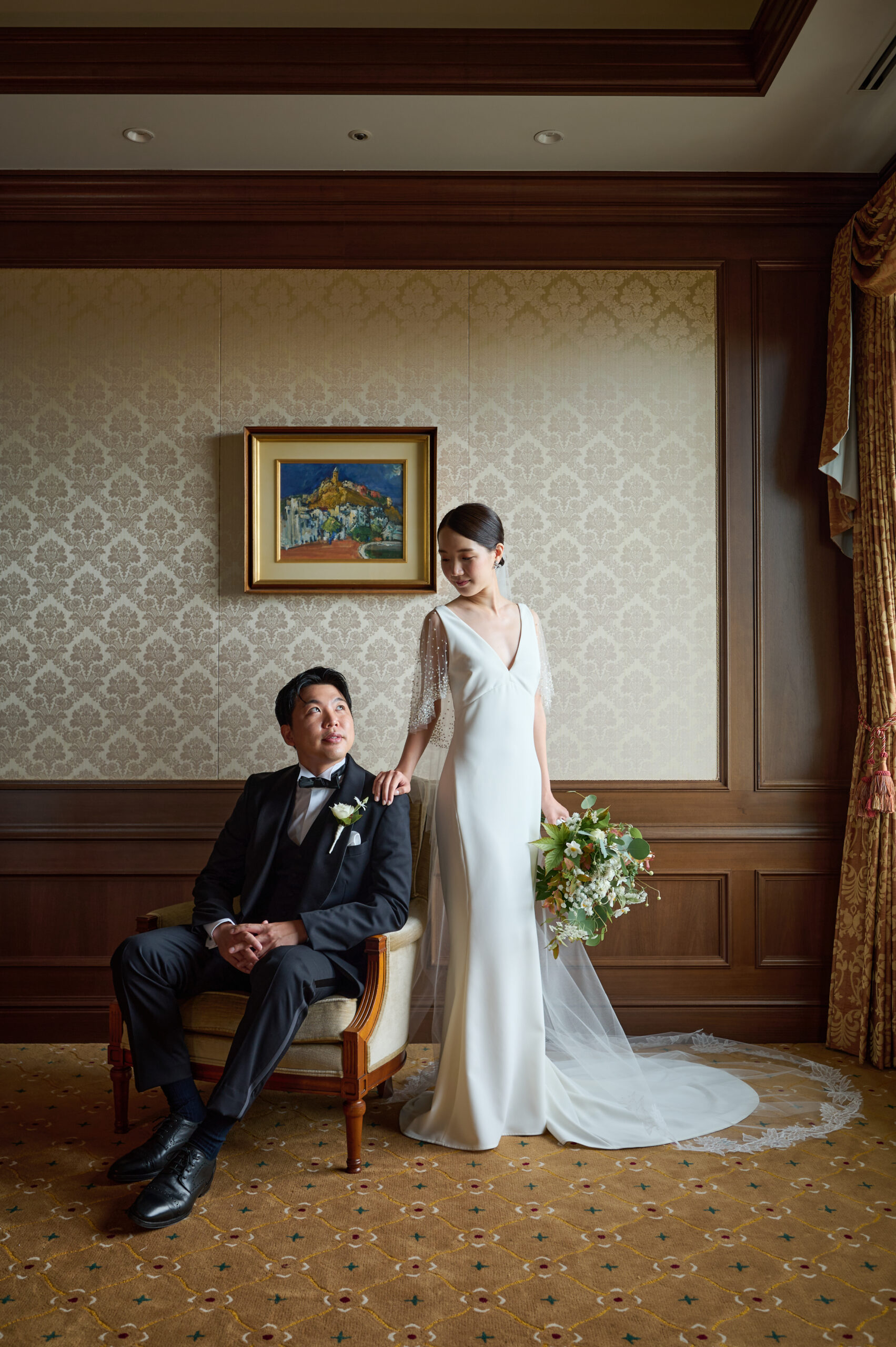 パレスホテル東京が運営する霞山会館のクラシカルな館内で、お二人の魅力を引き出すウェディングドレスとタキシードは、いつの時代も変わることのない普遍的な美しさを体現します
