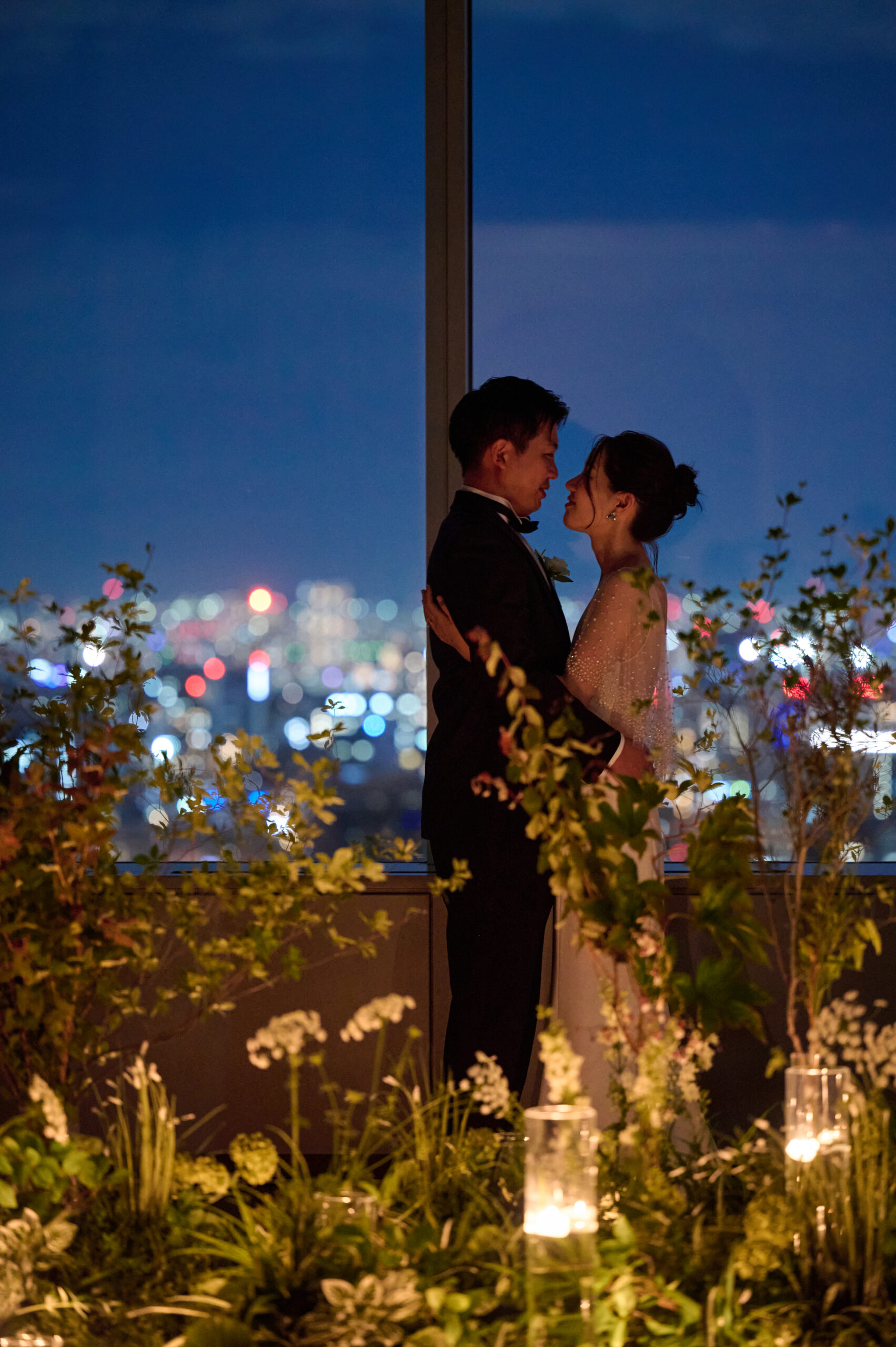 パレスホテル東京の運営する霞山会館は一日貸し切りでお二人らしいウェディングを実現できる会場だからこそ、柔らかな光にに包まれる東京や、煌びやかな東京の夜景など様々な東京の街並みを眺めることができます