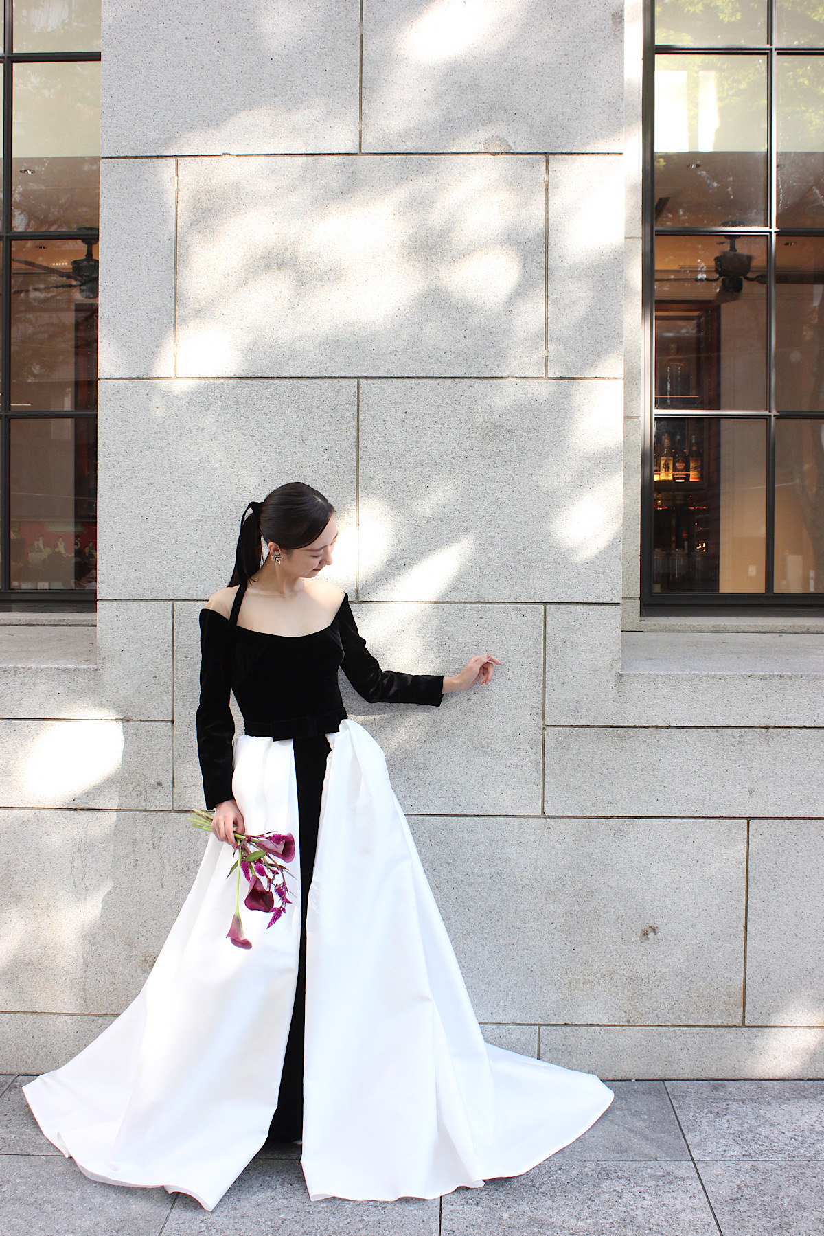 トリートドレッシングが名古屋のクラシカルな結婚式会場におすすめする、モニークルイリエの新作カラードレス　 Aラインのブラックのカラードレスに身を包んでモダンなお色直しスタイルを