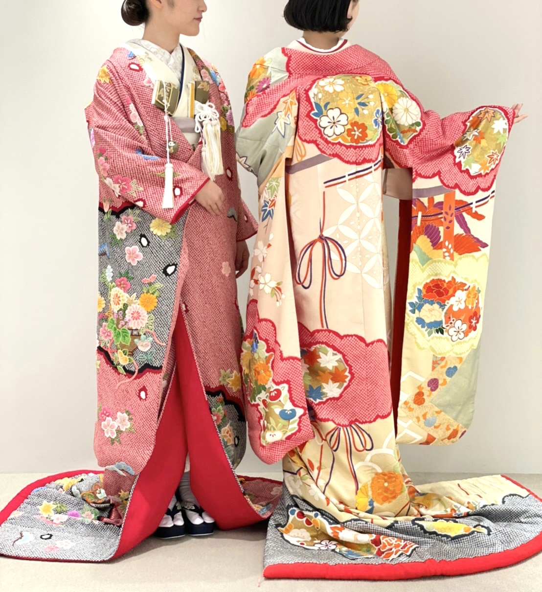 関西の結婚式会場にぴったりの刺繍が美しい色打掛はトリートドレッシング大阪店にてお取り扱いしております。