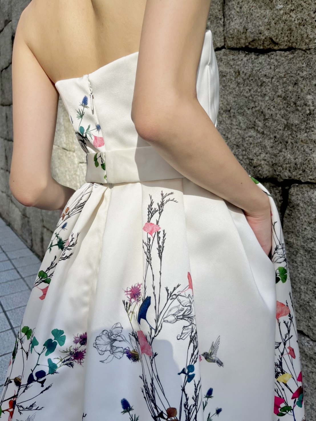 TREATがおすすめする、おしゃれ花嫁に人気なモニークルイリエの白地に花柄プリントされたカラードレス