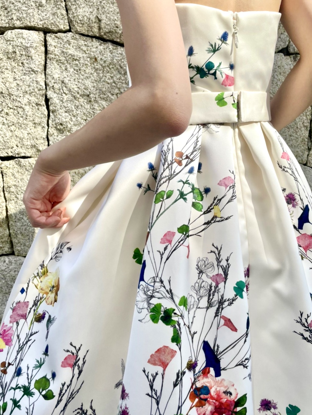 トリートが神戸エリアで春の結婚式や前撮りをされる方へおすすめしたい花柄プリントがかわいいカラードレスカラードレス