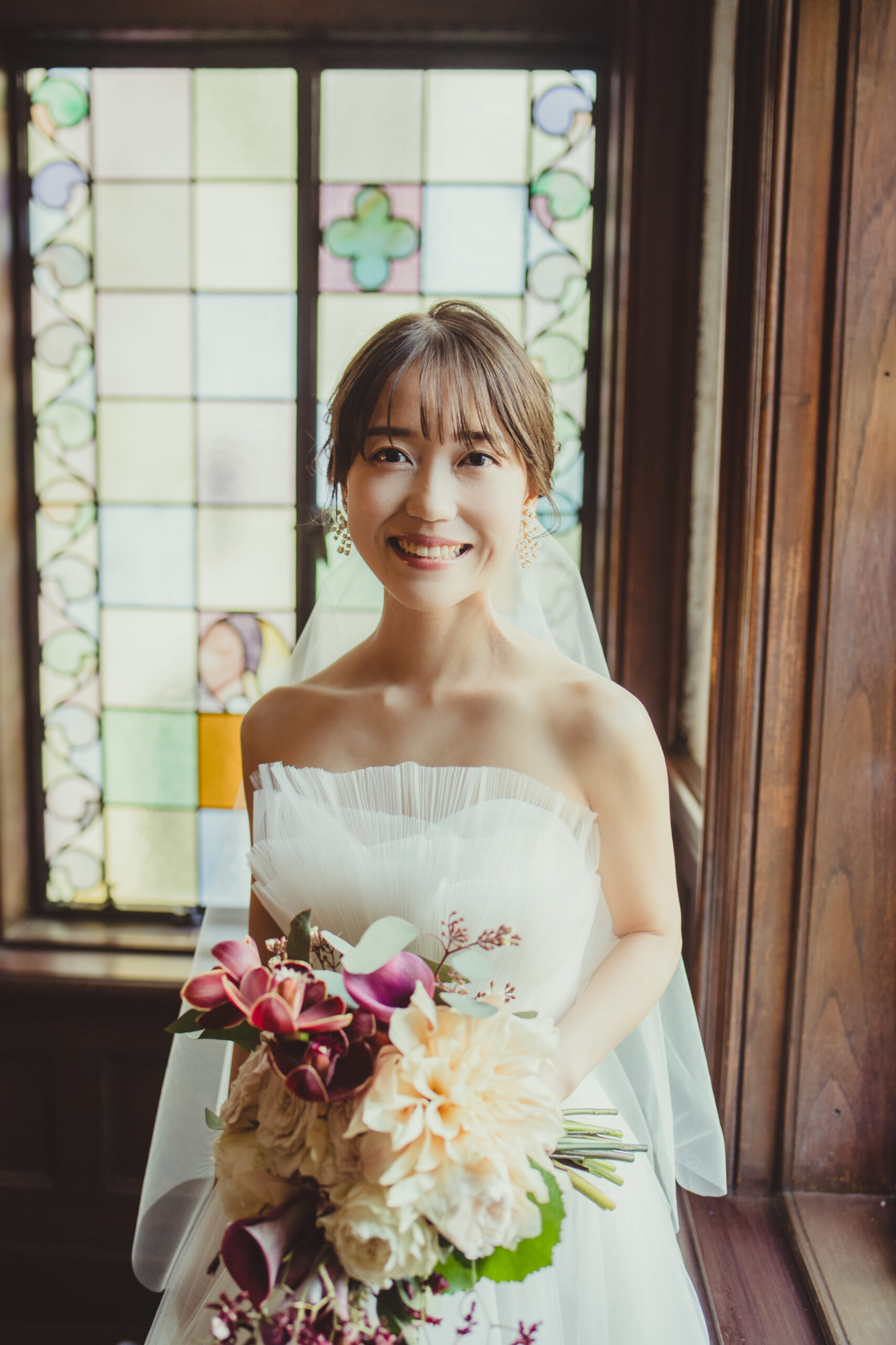東京・紀尾井町に佇む赤坂プリンスクラシックハウスでチュールの透明感が美しいアムサーラのシンプルなウェディングドレスをお召しの花嫁