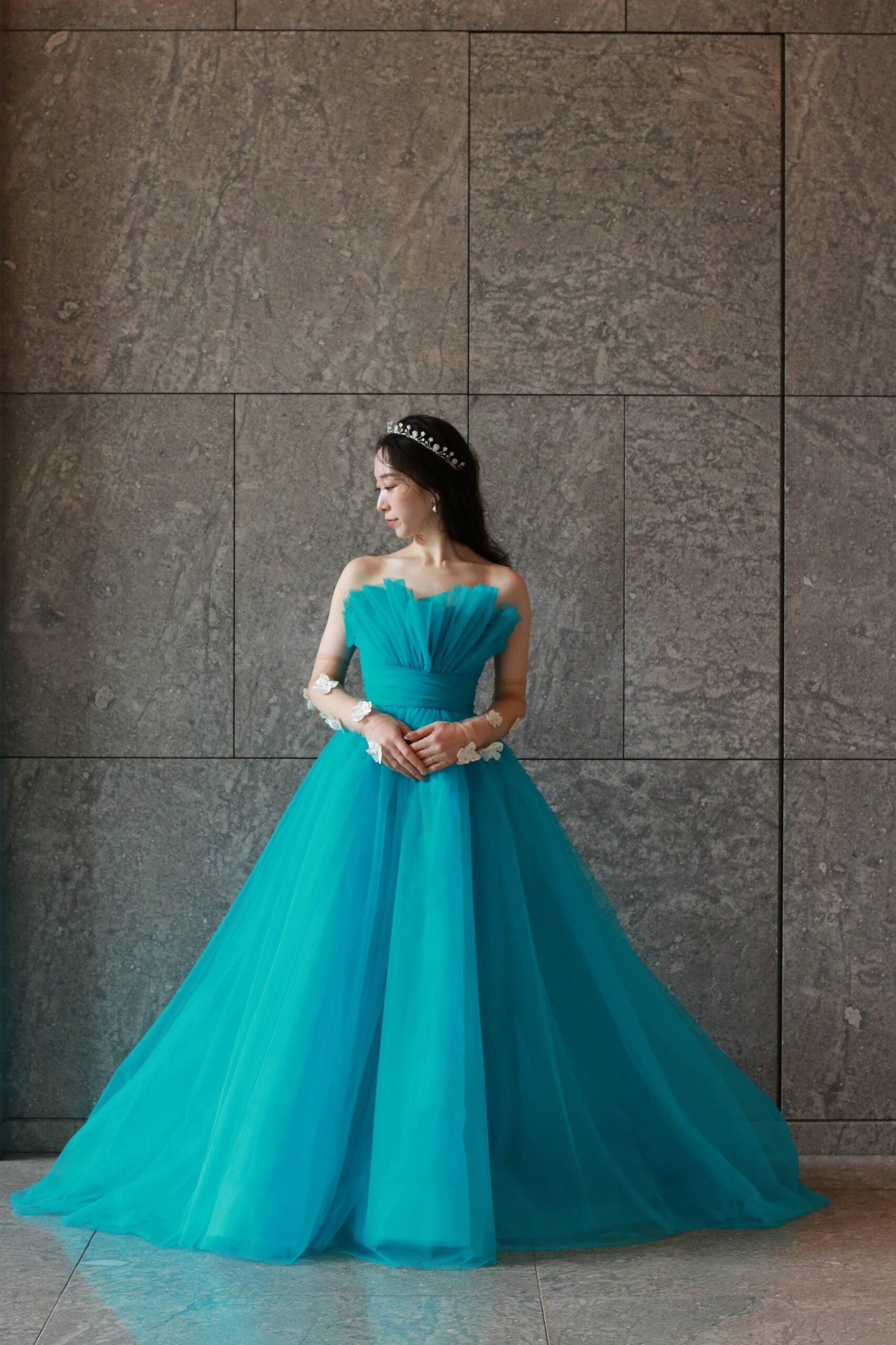 パレスホテル東京にて結婚式を予定する花嫁へおススメの新作カラードレスはターコイズブルーの色味が目を惹くプリンセスラインのドレスです