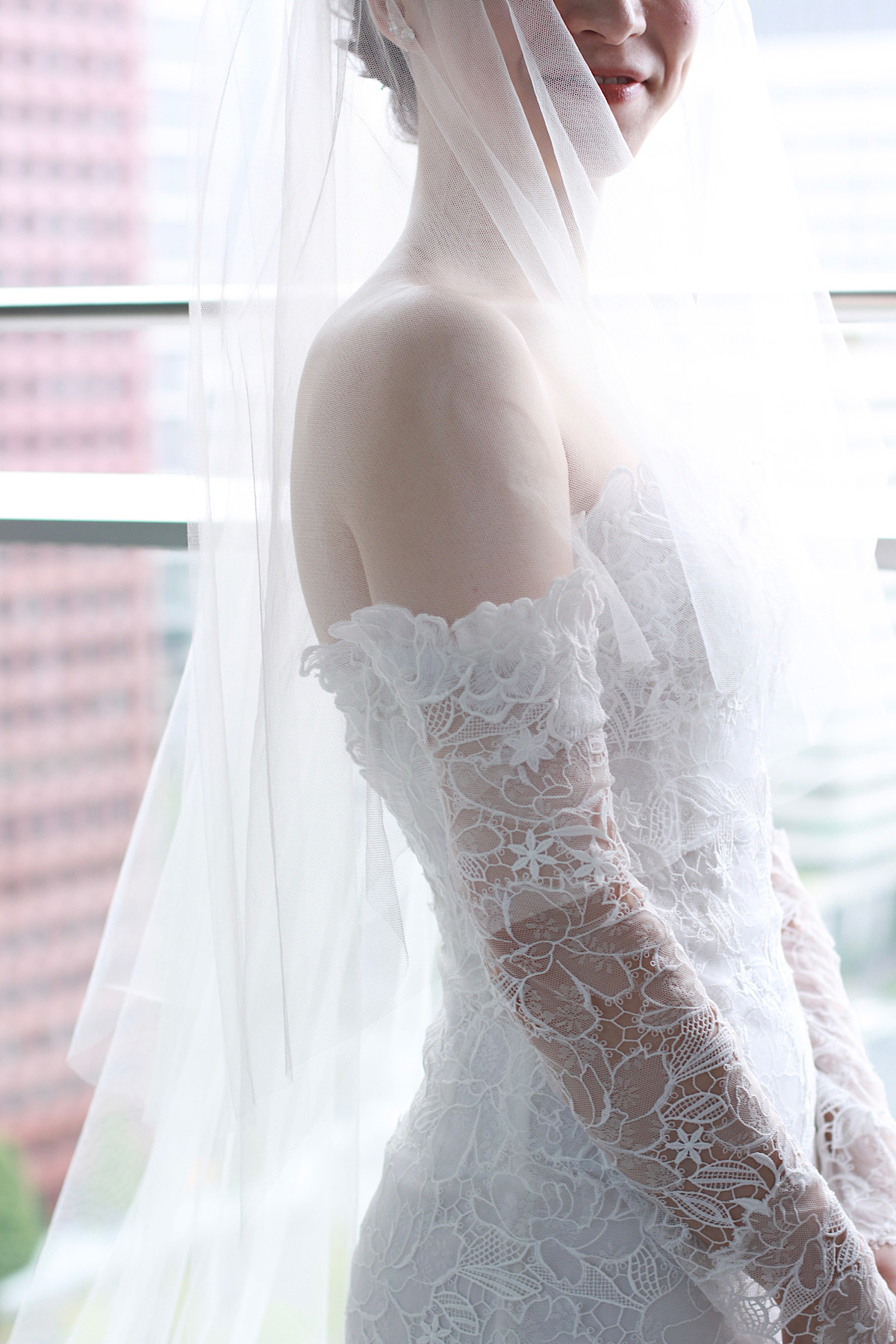 パレスホテル東京での結婚式におすすめしたい繊細なレースが美しいオスカー デ ラ レンタのマーメイドラインのウェディングドレス