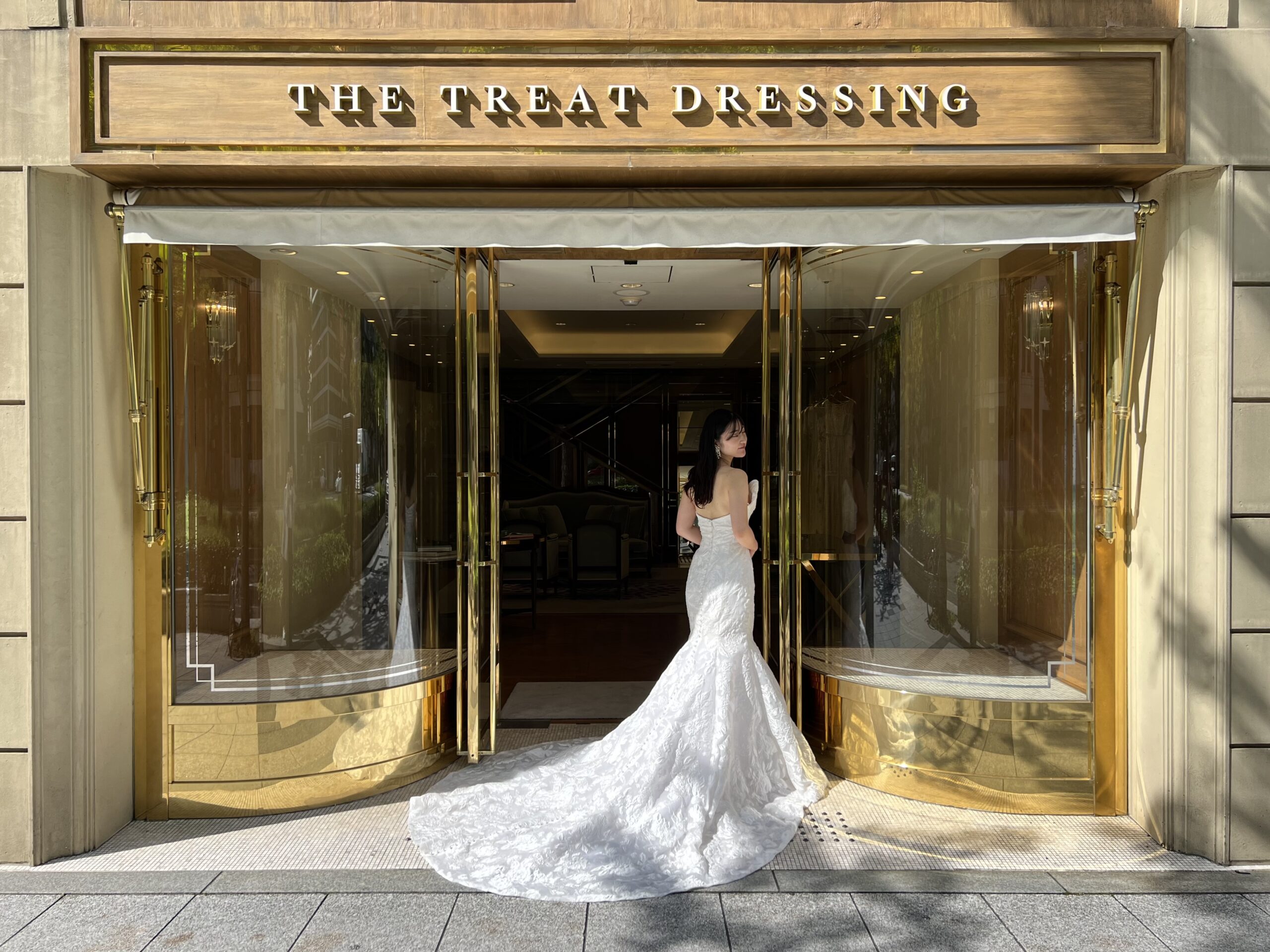 トリートドレッシングの大振りな輝きを放つイヤリングがアクセントのマーメイドラインのウエディングドレスのコーディネート