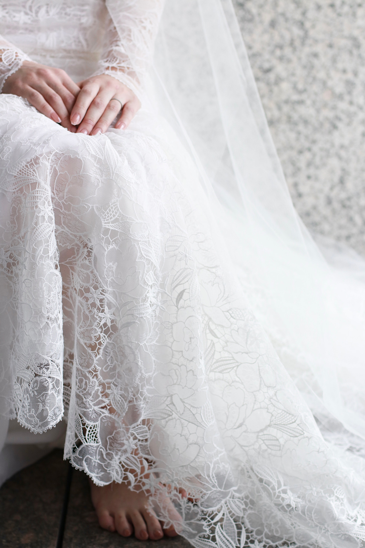 パレスホテル東京での結婚式におすすめしたいのは、繊細なレースが美しいオスカー デ ラ レンタのマーメイドラインのウェディングドレス