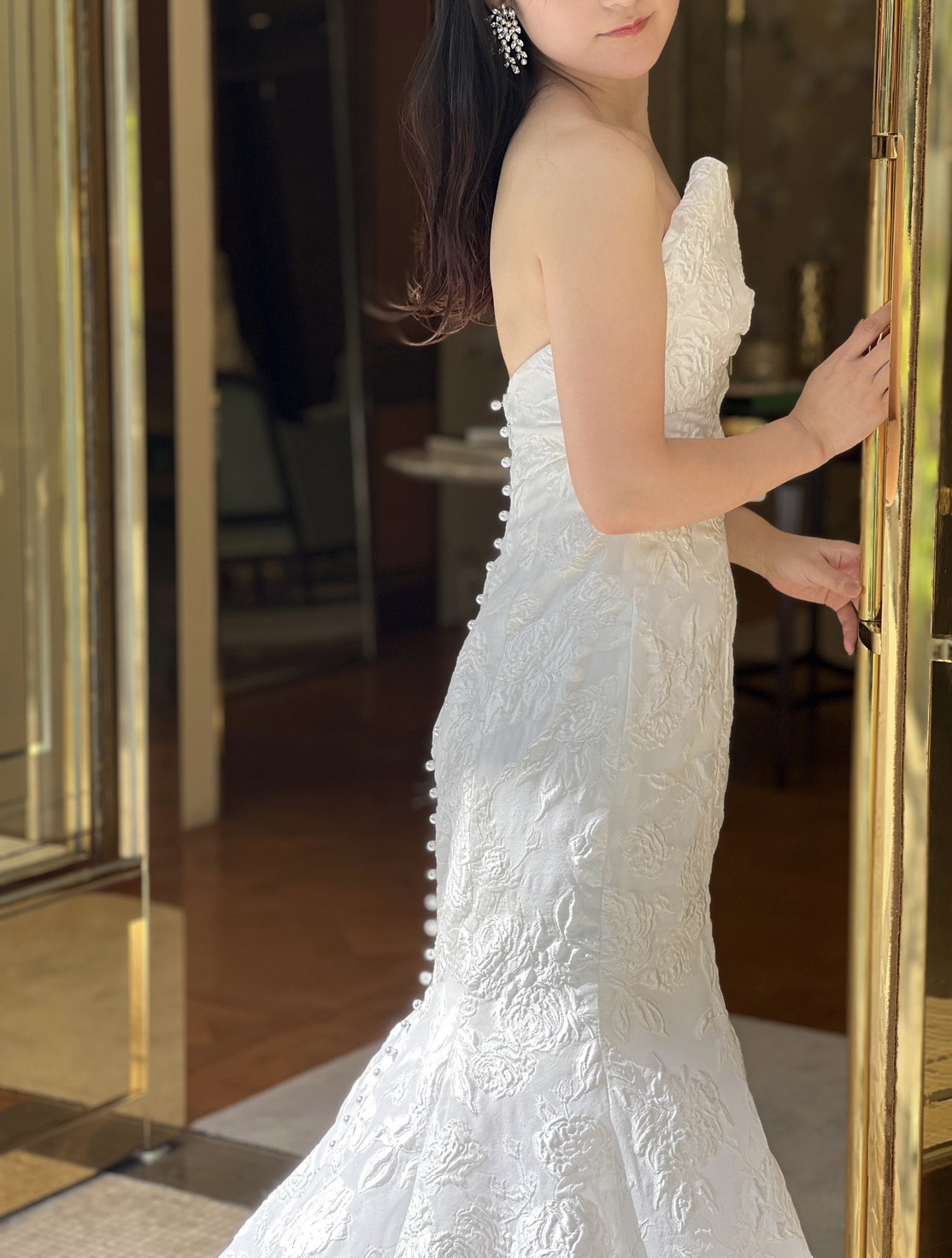 背中に一列に連なるパールが美しいガーデン挙式やリゾート婚におすすめのモニークルイリエの新作のウェディングドレスのご紹介