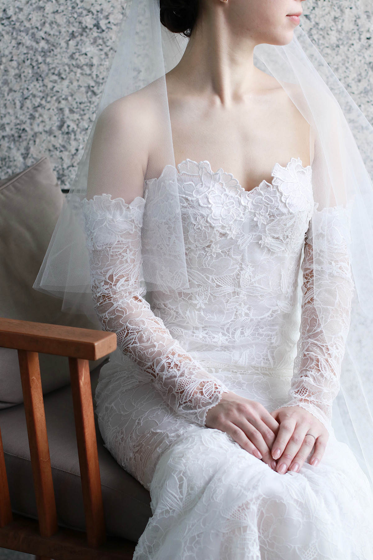 パレスホテル東京での結婚式におすすめしたいのは、繊細なレースが美しいオスカー デ ラ レンタのマーメイドラインのウェディングドレス