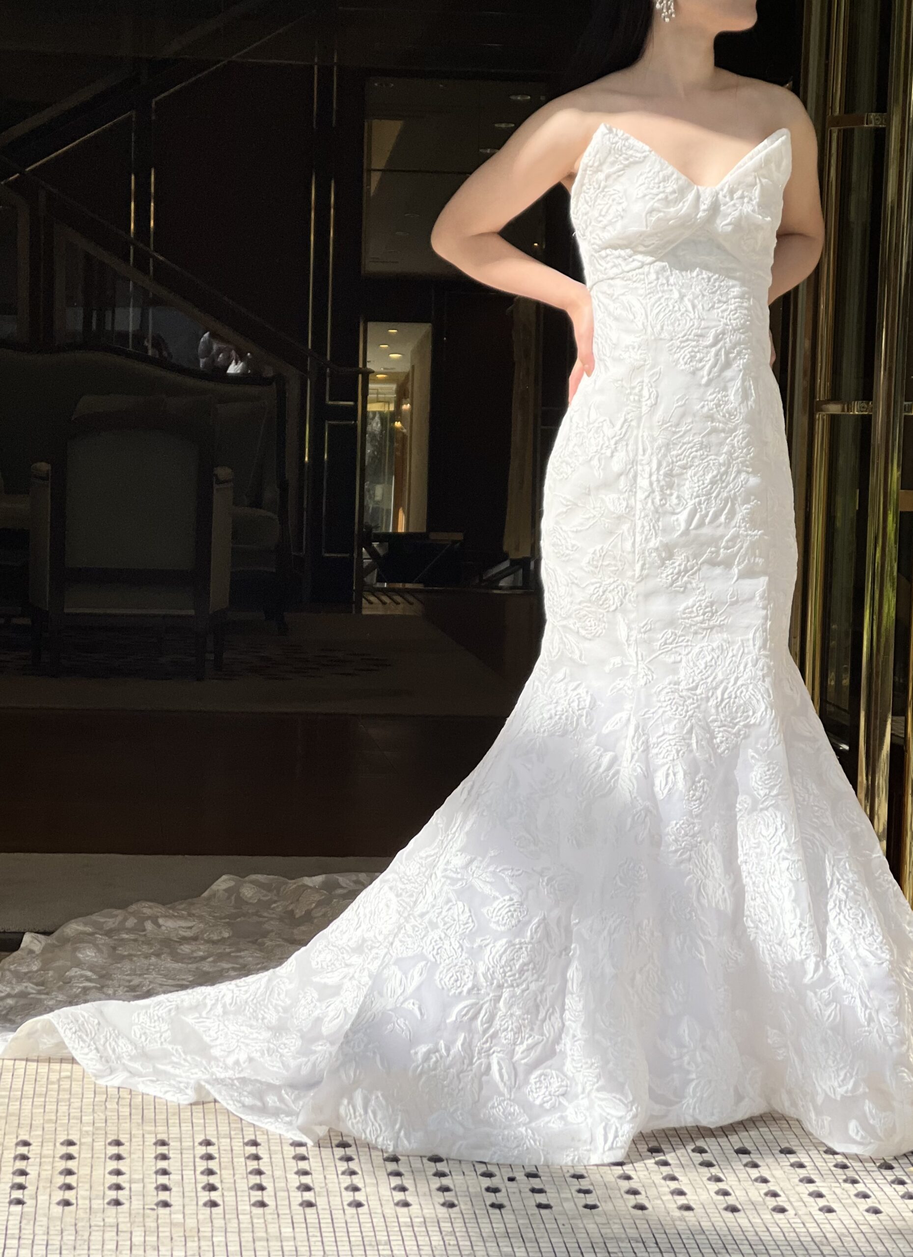高身長花嫁におすすめの立体的なフラワーのジャガードが美しい新作のウェディングドレスのご紹介