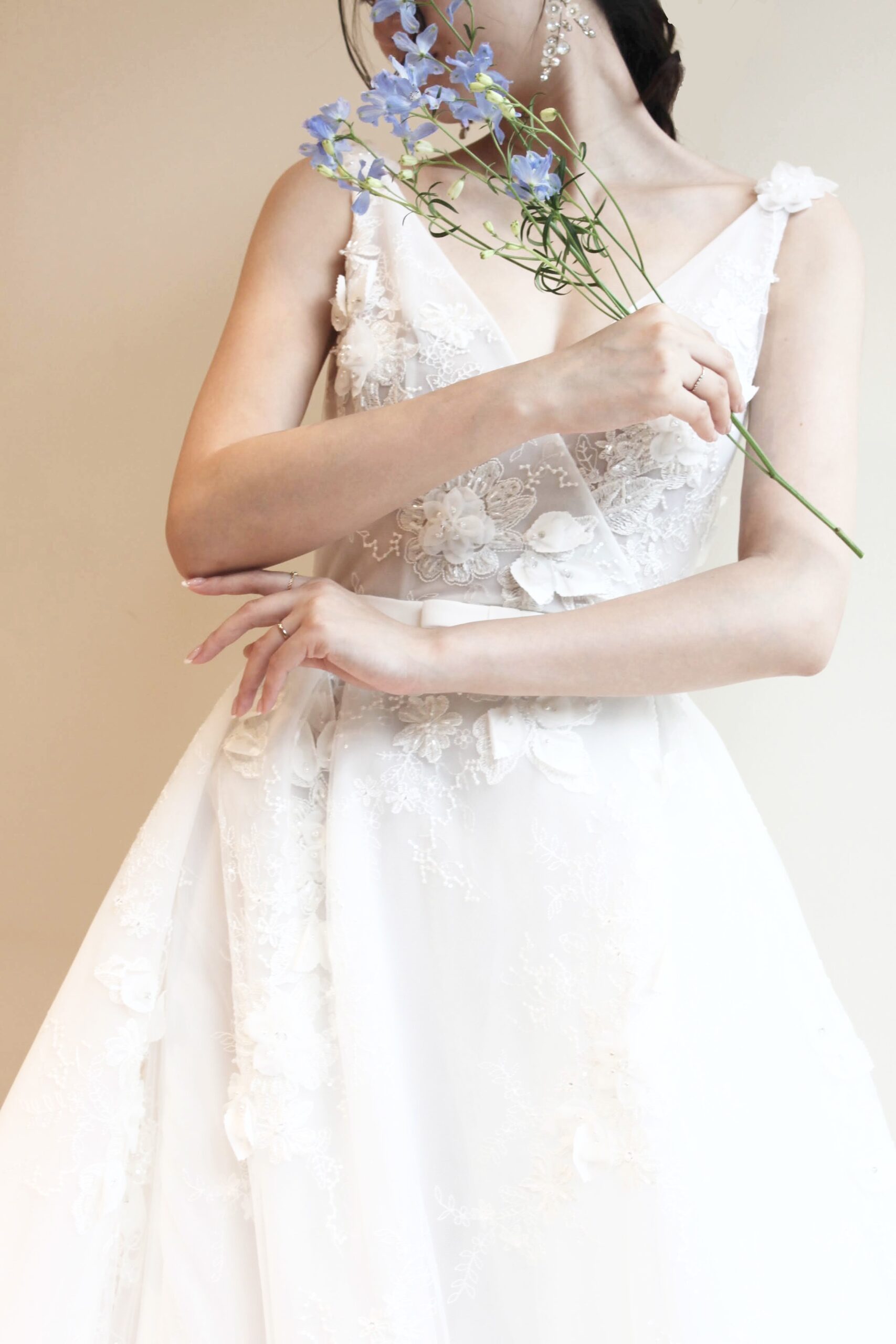 京都のプレ花嫁におすすめのネタドーヴァーのウェディングドレスは3Dフラワーが目を引くかわいいウェディングドレス