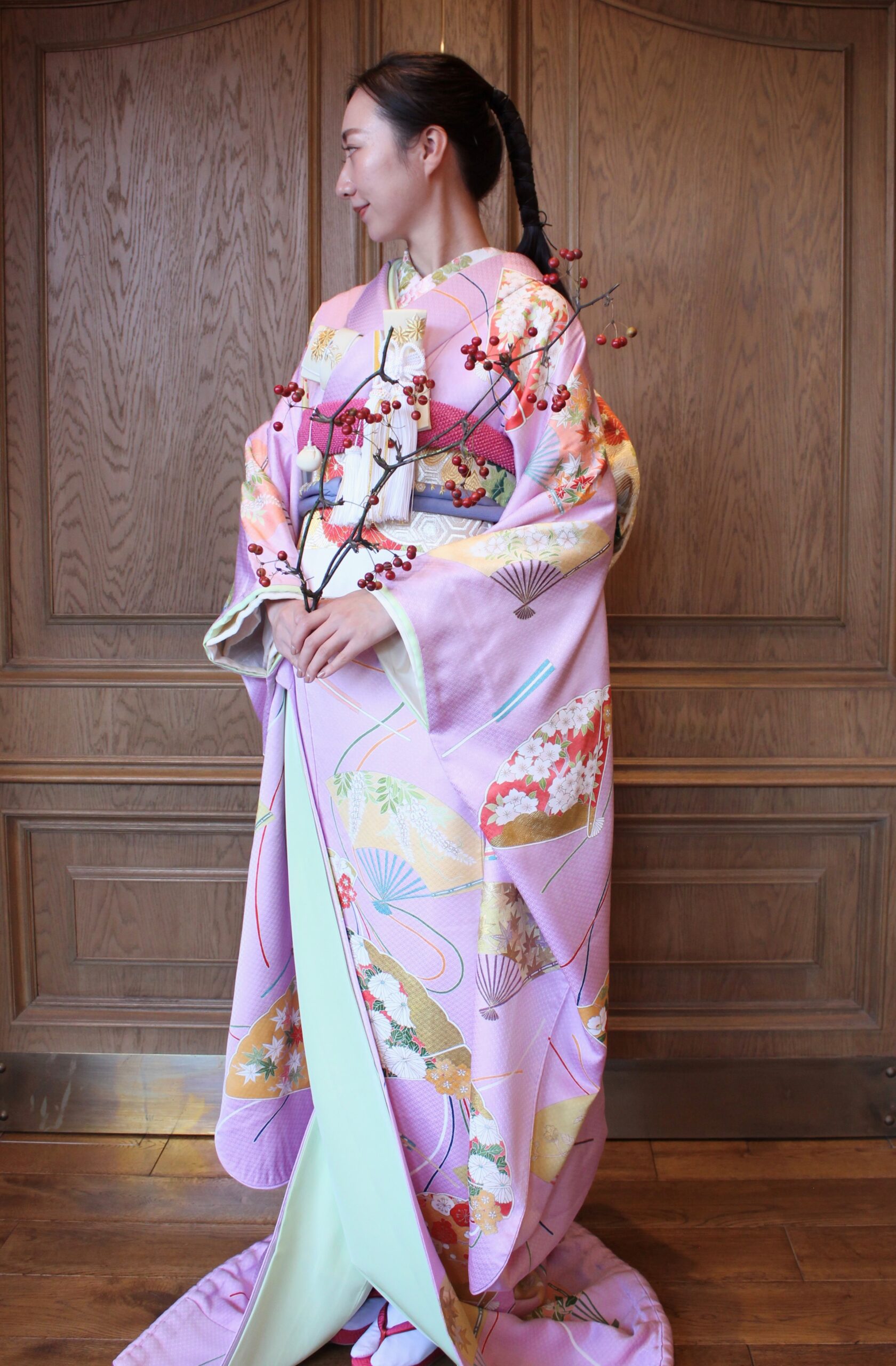 名古屋エリアの春の結婚式でトリートドレッシングがお色直しにおすすめする和装はモダンな印象の藤色の本振袖です