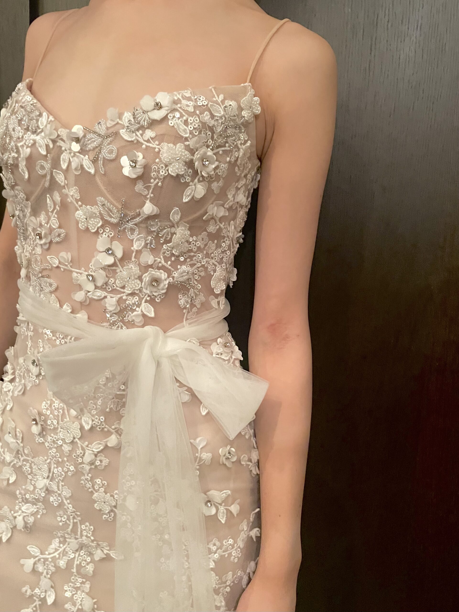 3Dフラワーや草花の刺繍が美しい今最もホットな中東ブランドのリズマルチネスのウェディングドレス