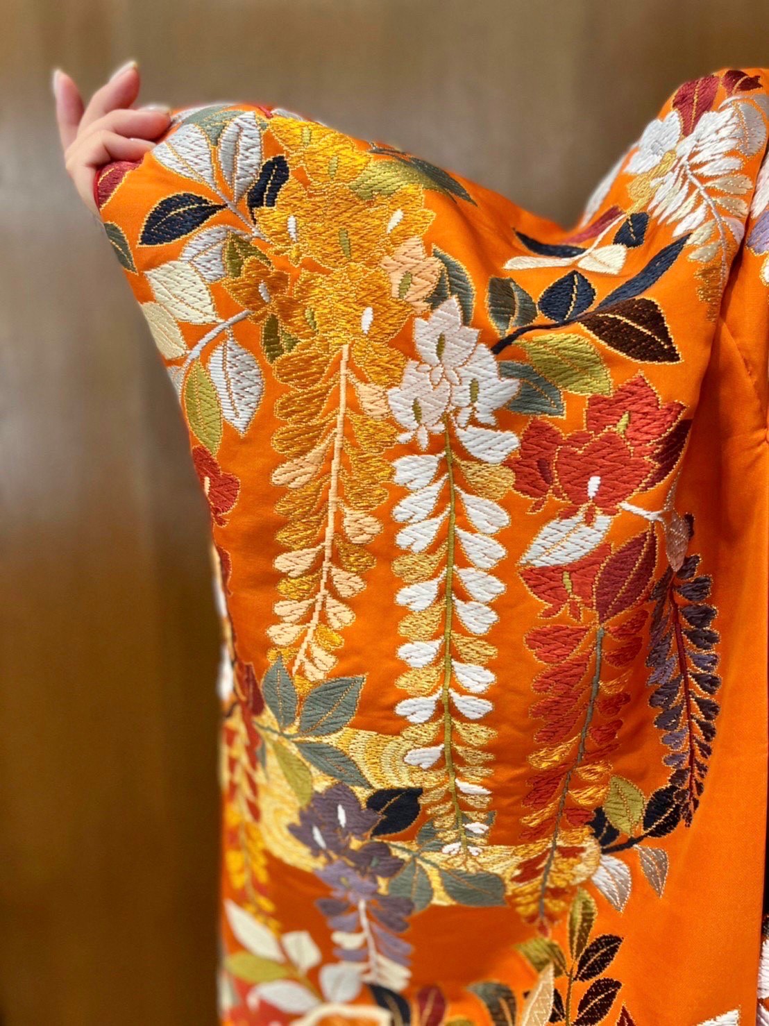 神戸エリアの結婚式場におすすめの雪輪文様（ゆきわもんよう）の柄行と 発色の良い橙色が粋な色打掛