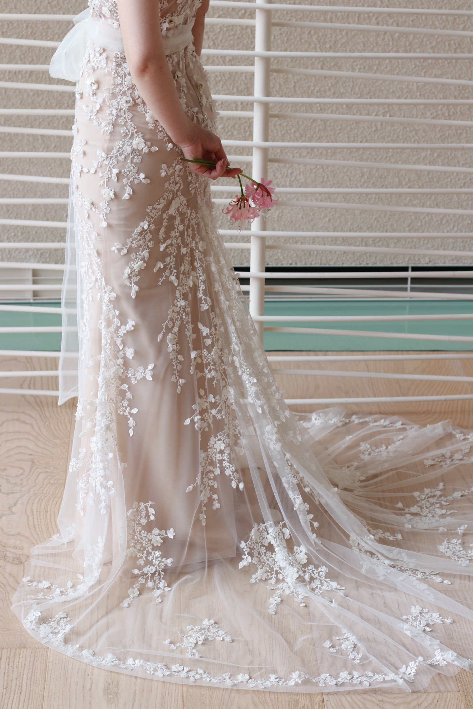 パレスホテル東京の花嫁におすすめしたいリズマルチネスのウェディングドレスは、スカートまでたっぷりと装飾があしらわれています。一枚のチュールにデザインされたビーディングは、透明感と特別感を演出します。