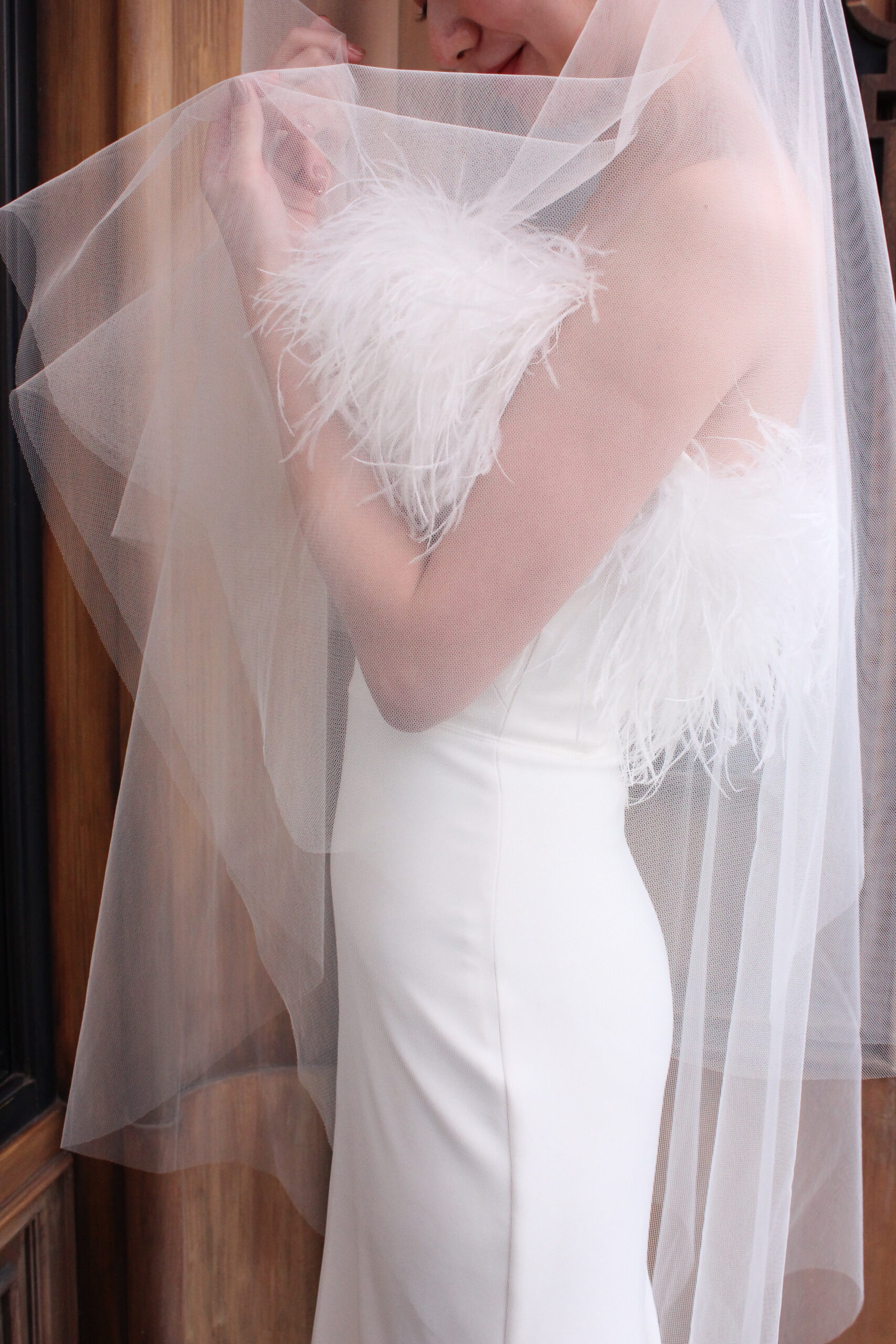 名古屋エリアで結婚式をあげられる花嫁におすすめのフェザーモチーフが愛らしいマーメイドラインのドレス