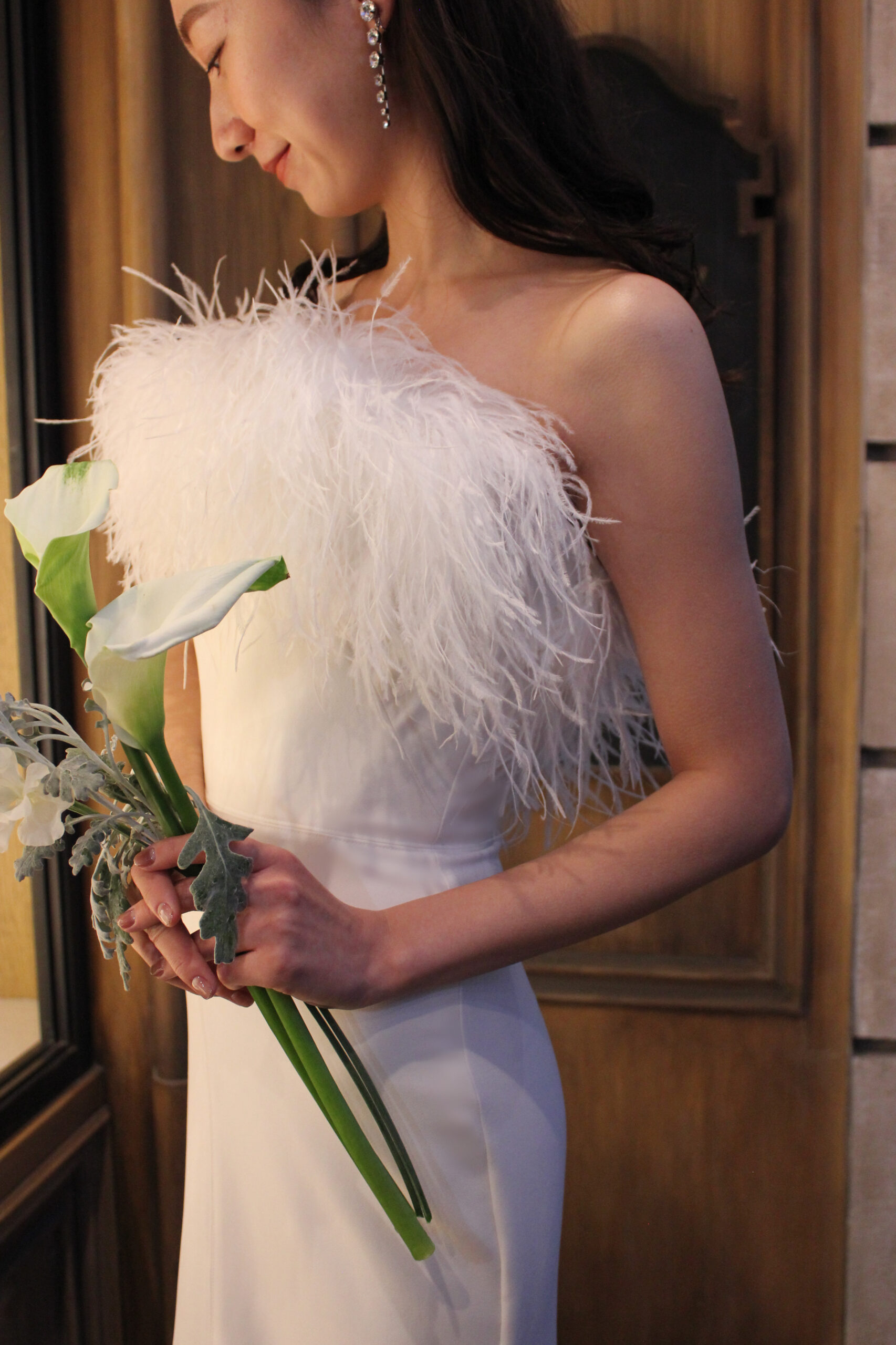 ガーデンのナイトウエディングのお式を楽しむ花嫁におすすめしたいフェザーモチーフが美しいマーメイドラインのドレス