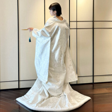 神戸エリアで結婚式や前撮りをされる花嫁にオススメのはまなすの絵柄が美しい白無垢