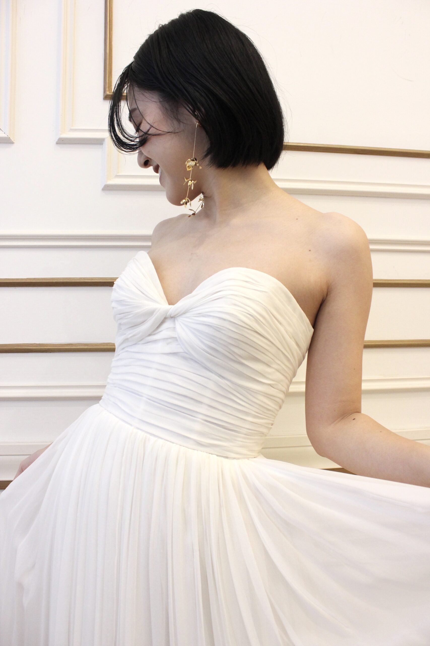 ジョーゼット素材のナチュラルなウェディングドレスに合わせる、世界中の花嫁に人気のエイビーエリーのゴールドのイヤリング