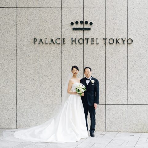 THETREATDRESGINGの提携会場パレスホテル東京でクラシックなウェディングドレスとブラックのタキシードをお召しになったご新郎ご新婦様
