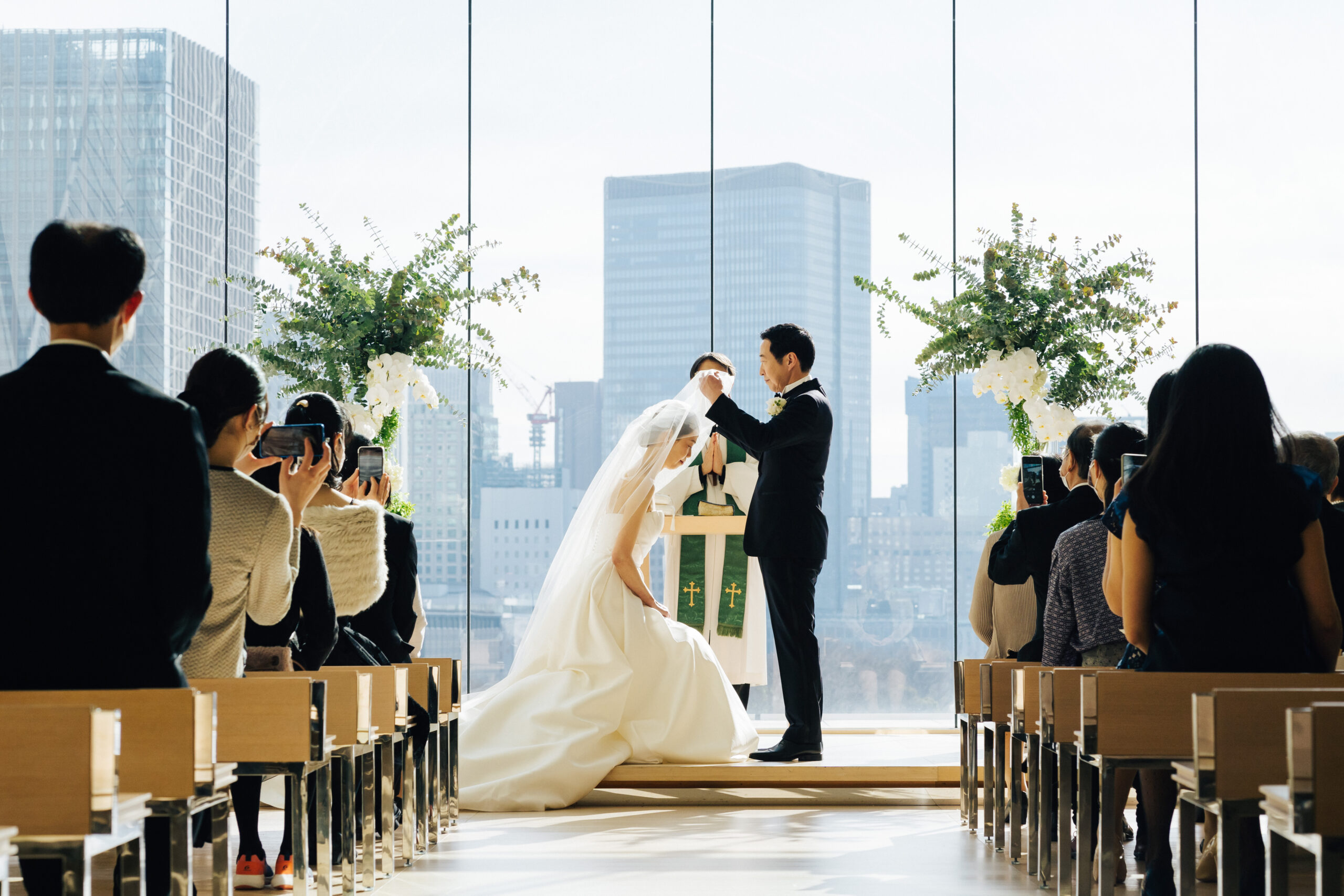 東京の結婚式会場の中でも花嫁に人気のパレスホテル東京のチャペルでのクラシックな挙式