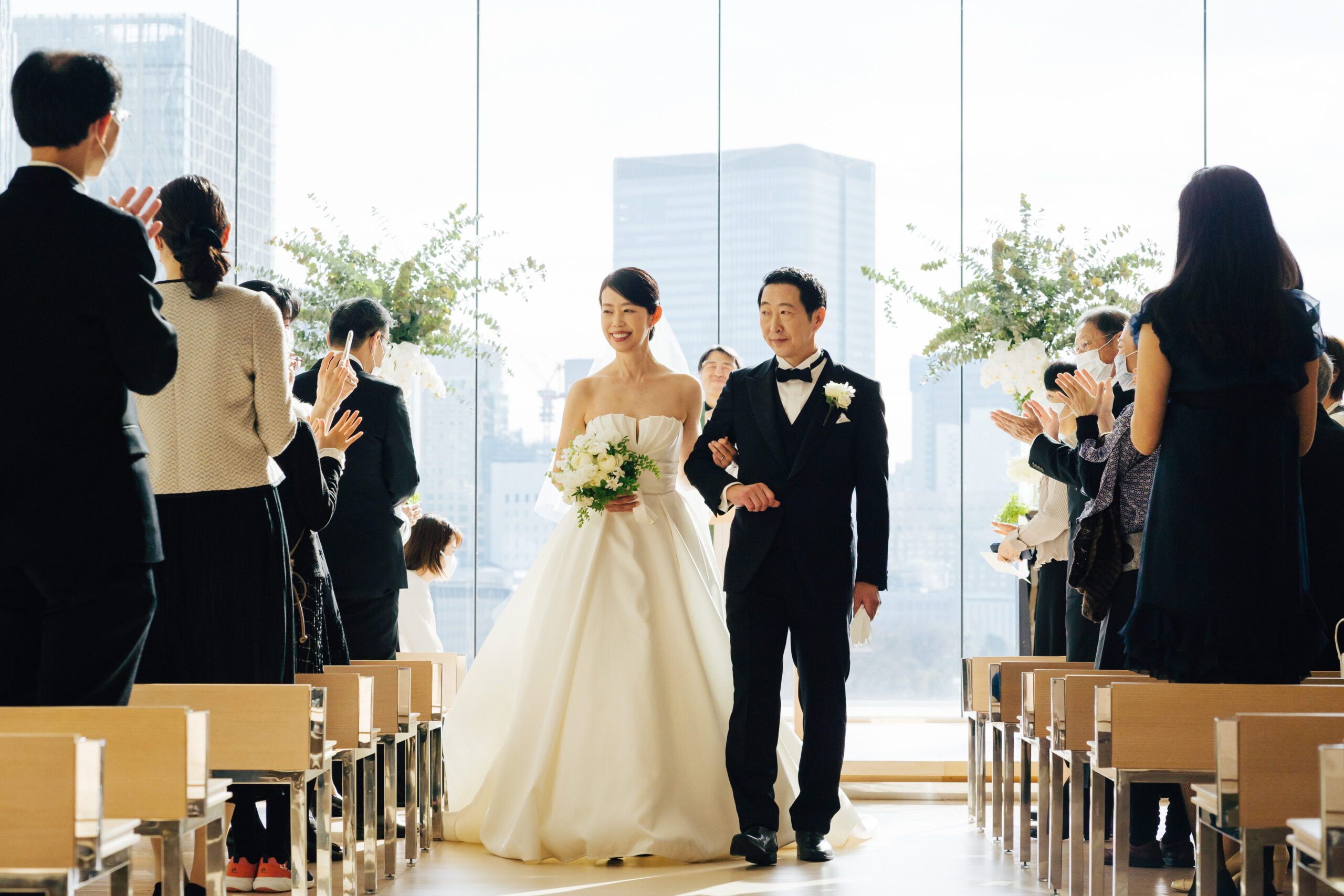 東京の結婚式会場の中でも花嫁に人気のパレスホテル東京のチャペルでのクラシックな挙式