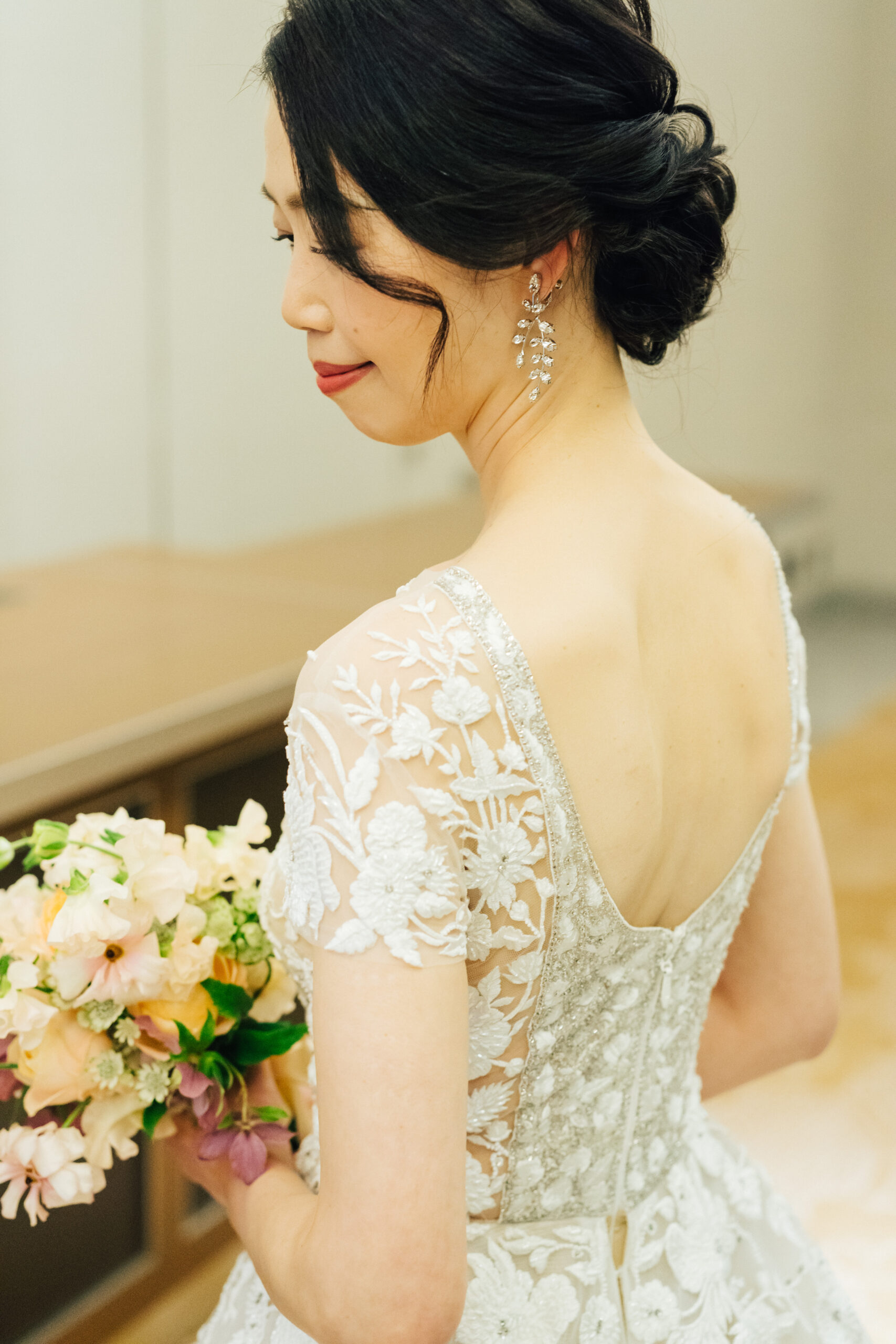パレスホテル東京で結婚式を挙げるお洒落な花嫁に人気のリームアクラのウェディングドレスは上品で華やかな花嫁スタイルを叶えます