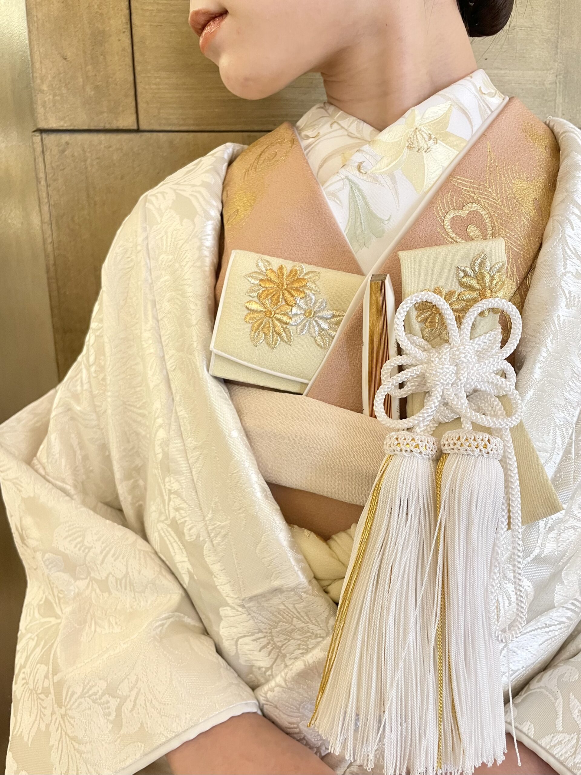 ご結婚式で人気のある日本の伝統衣裳、白無垢は色小物や色掛下、アクセサリーを合わせることでモダンでおしゃれな着こなしに仕上がります