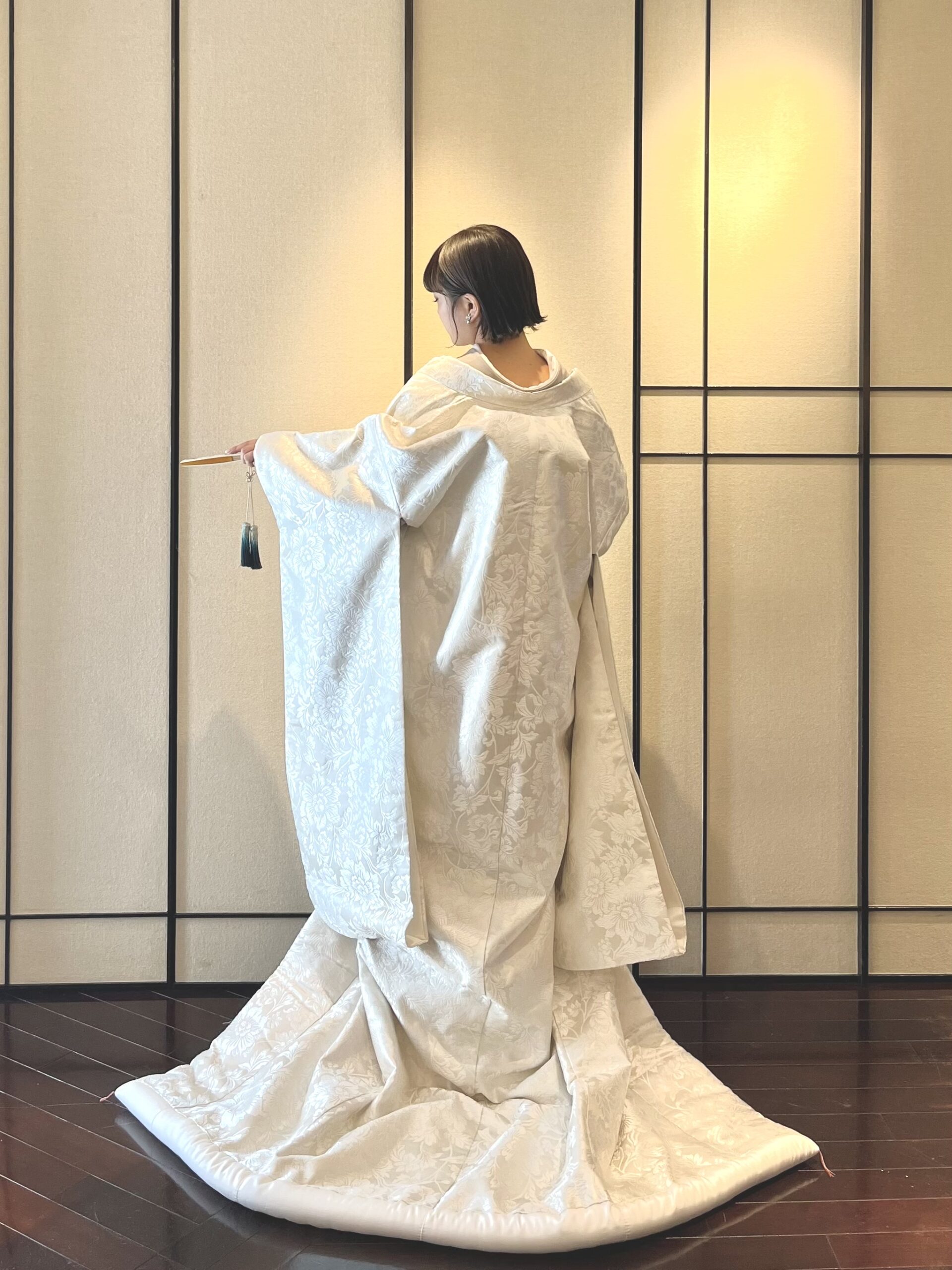 神戸エリアで結婚式や前撮りをされる花嫁にオススメのはまなすの絵柄が美しい白無垢