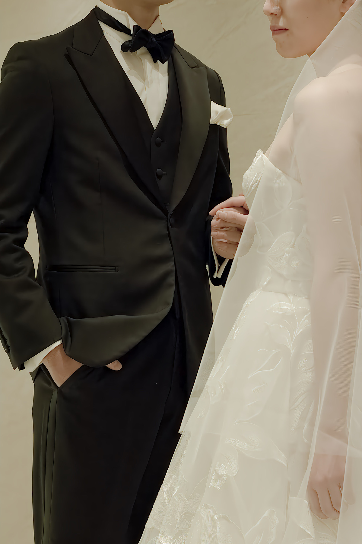 レンタルタキシードのご紹介　THE TREAT DRESSINGでお取り扱いしているご新郎様の婚礼衣裳であるタキシードは美しいシルエットとウェディングドレスドレスとコントラストを生むブラックのカラーがクラシカルな印象